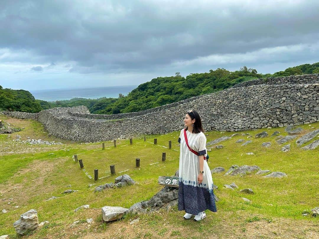 三浦優奈のインスタグラム：「【世界遺産・今帰仁城跡】  #今帰仁城跡 #今帰仁 #今帰仁村 #今帰仁城 #nakijin #城跡 #城跡巡り #城 #世界遺産  #沖縄 #おきなわ #okinawa #okinawatrip #okinawajapan #okinawatravel  #travelphotography #travel #旅行 #旅 #resort #沖縄旅行 #沖縄県 #沖縄観光スポット #沖縄ポートレート #portrait #photooftheday #japanesegirl #japantravel #japantrip #japan」