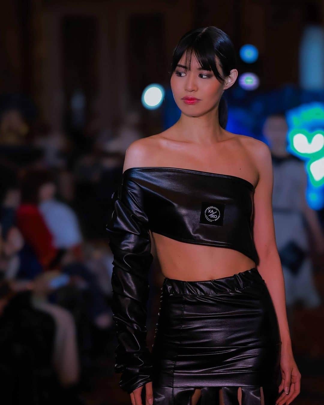 岩間夏美のインスタグラム：「. . Asian & European Fashion Show In Paris 4着目  (ちょっと裏話♪) フィッティングのとき このお洋服はどう着るの⁉︎ ってなってました笑  ドレスなどの エレガントな雰囲気のブランドが多い中で めちゃくちゃカッコいいブランド様でした♪  brand: @xatko_brand  model: @iwama_natsumi  . . . #パリコレ #ファッションウィーク  #ワールドビューティーイノベーションズ  #パリコレ公式 #パリファッションウィーク #ノーブルクイーン #パリコレモデル #日本人モデル #ショーモデル #ファッションショー #パリ #🇫🇷 #モデル募集 #高身長モデル #173cm #173cmコーデ #ファッションモデル #ショーモデルカタログ撮影 #パリ #パンクファッション #worldbeautyinnovatuons #wbi #model #showmodel #fashionweek #fashionmodel #pietu #costume #thankyou #cool」