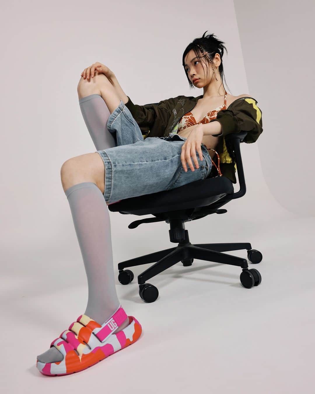 UGGさんのインスタグラム写真 - (UGGInstagram)「これからの季節にピッタリ。 防水素材のEVAを使用した、驚くほど軽い #UGGサンダル をチェック！  https://www.ugg.com/jp/women-sandals/  PHOTOGRAPHY: @worksout_official  MODEL: Minjung Kim @minjuuuung121 Seongjin Seo @whatcha_jiny PHOTOGRAPHER: Jonggon Park @jgtones EDITOR: Jeongwon Park @p.a.r.d.e.n HAIR & MAKE UP: Nayoung An @ainyoungg」5月16日 19時31分 - uggjapan