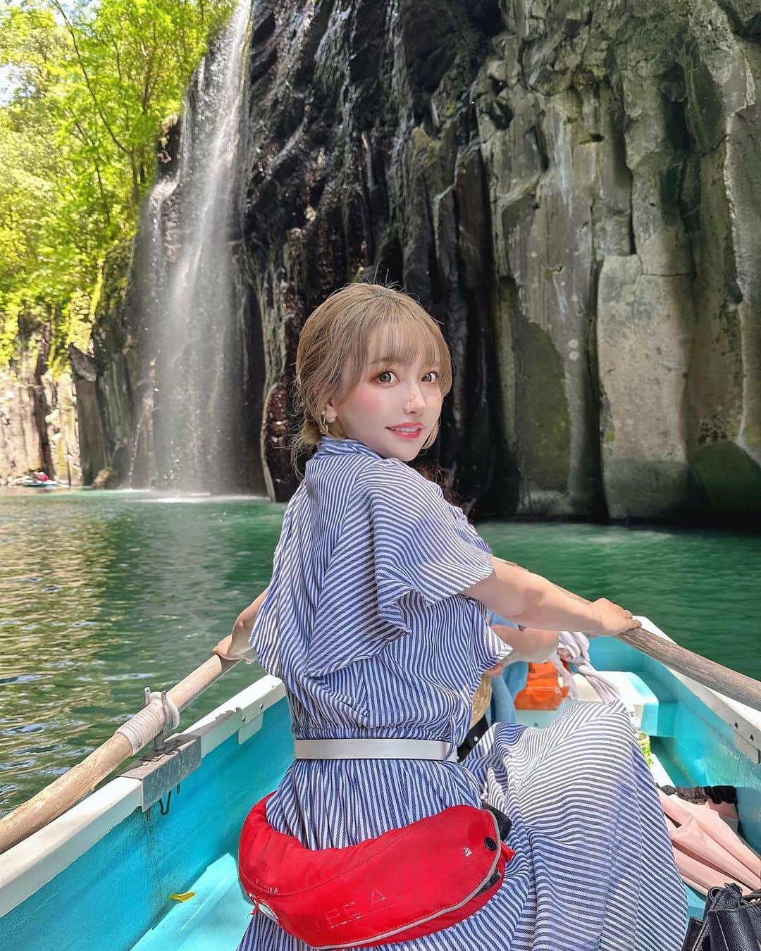 吉川ちえのインスタグラム：「【🩵️🩵️🩵️🩵️🩵️🩵】 . ずっと行きたかった宮崎県にある 高千穂峡へ行けました👏💓 ボートを漕いでマイナスイオン感じれました🌈🫶✨ パワースポットなのでパワーを 頂きに行ったのですが、 ボート漕ぐのになかなか力がいるので 筋肉のパワーも頂きました🤣✌️❤️笑 明日腕筋肉痛🔥覚悟😆笑 . ずっと行ってみたかった場所なので 凄い嬉しかったー🫶💓 . #高千穂 #高千穂峡  #高千穂パワースポット  #ボート #高千穂観光」