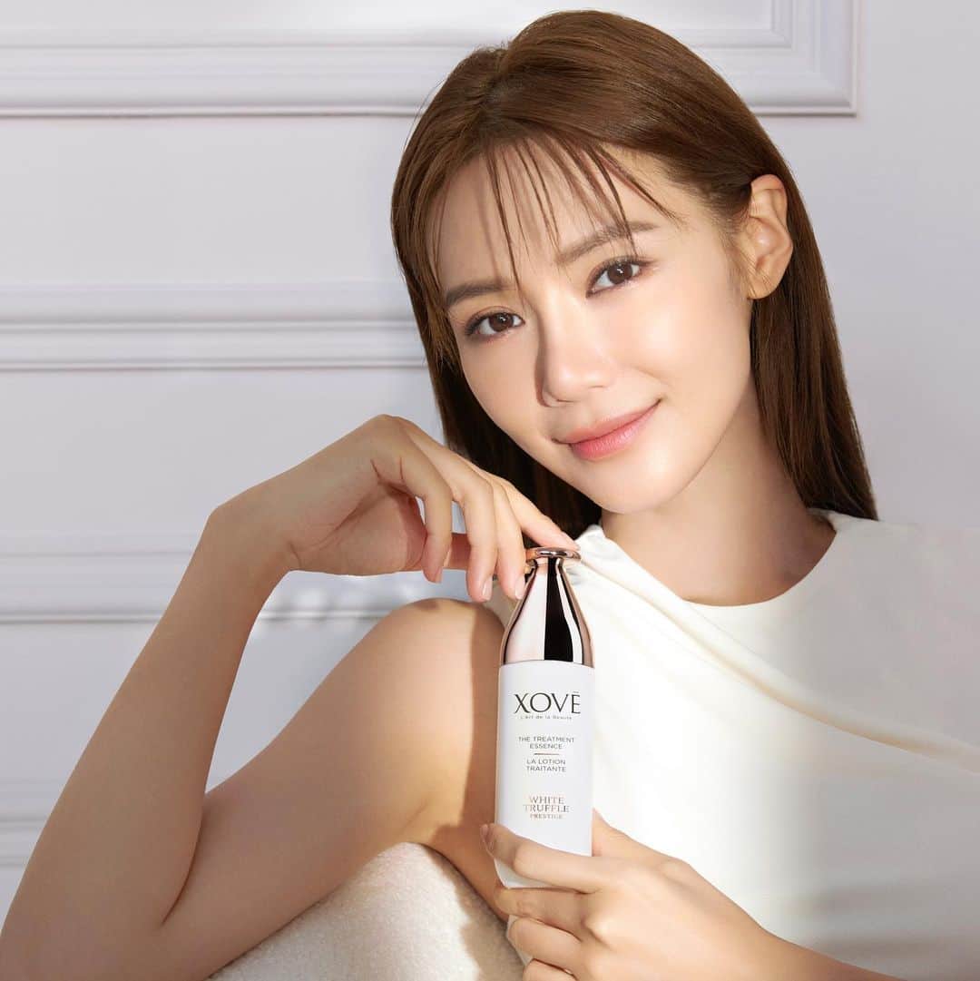 Elva Niさんのインスタグラム写真 - (Elva NiInstagram)「跟大家分享我近期的大愛：XOVĒ的白松露 #新一代神水精華 TheTreatment Essence 白松露賦活肌源修護液 及 #賦活面霜 Rejuvenating Renewal Cream 白松露活顏煥肌面霜。  近期成日飛來飛去，皮膚狀態都不穩定！XOVĒ將白松露抗氧緊緻奇蹟力放入護膚品中。#新一代神水精華 白松露賦活肌源修護液即時滲入肌底抗皺、緊緻、修復深層細胞;  #賦活面霜 白松露活顏煥肌面霜質地輕盈柔潤，深層滋潤肌膚，緊緻亮肌同時收毛孔。肌膚彈潤飽滿，抗皺去紋，是小貴婦女生每日回家後的寵膚之選! - - - - - - - - - - - - - - - - - - - - - - - - - - - - - - - - #XOVE #WTruComplex #WhiteTruffle #TheTreatmentEssence #enduringyouth #白松露護膚 #抗氧緊緻奇蹟力 #定格年輕 #my空瓶」5月16日 19時25分 - misselvani