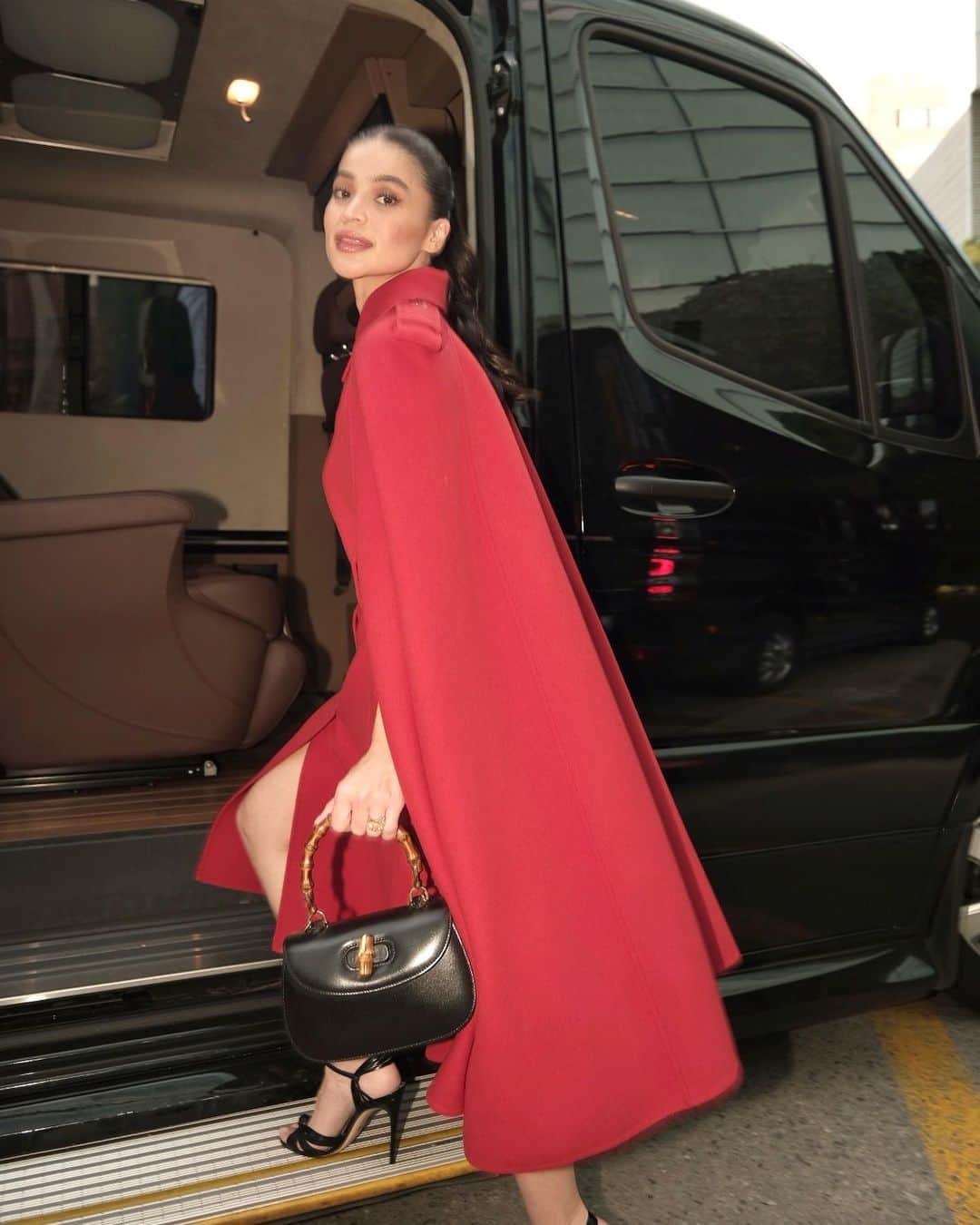 アン・カーティスさんのインスタグラム写真 - (アン・カーティスInstagram)「Sing with me: Lady/ies in Red ❤️💋  off to @gucci with Ninang @bryanboy.   #guccicruise24」5月16日 19時30分 - annecurtissmith