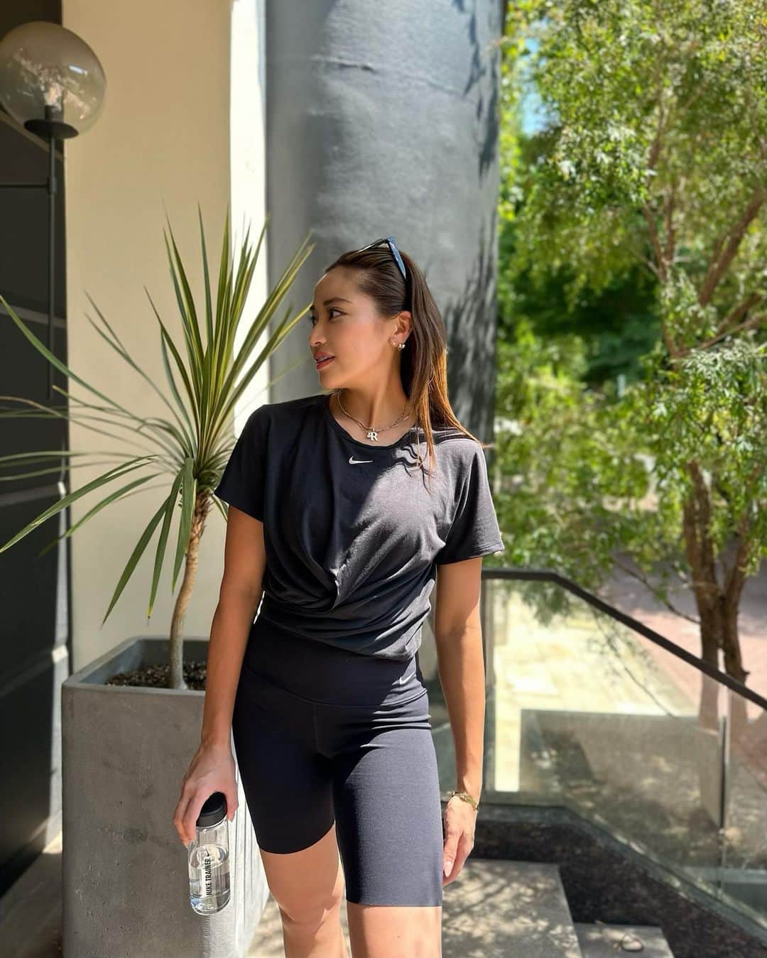 のインスタグラム：「今日は絶賛筋肉痛な日🔥‼️ トレーニングは 身体作りもだけど、 何より頭がスッキリして マインドがハッピーになる👍🏾💕 ちなみに、本日は肩の日でした。  朝は太陽浴びて良い1日の始まり  朝散歩がてらに📸🫶🏾  #nike#training #あさんぽ」