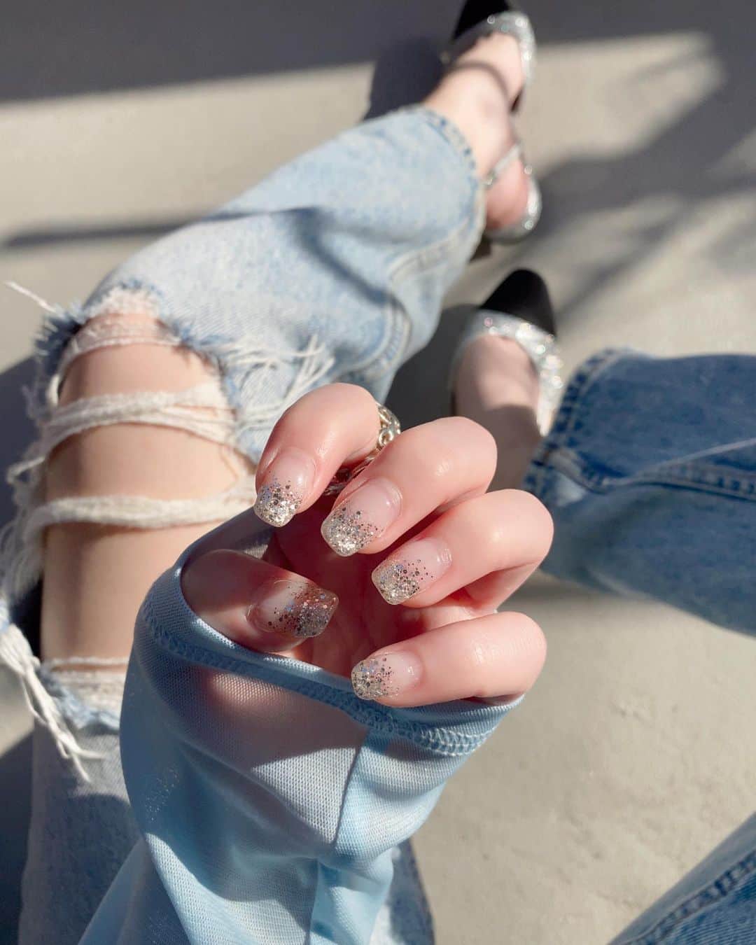 akiii031のインスタグラム：「シルバーな気分で🪩🖤 #nail #naildesign」