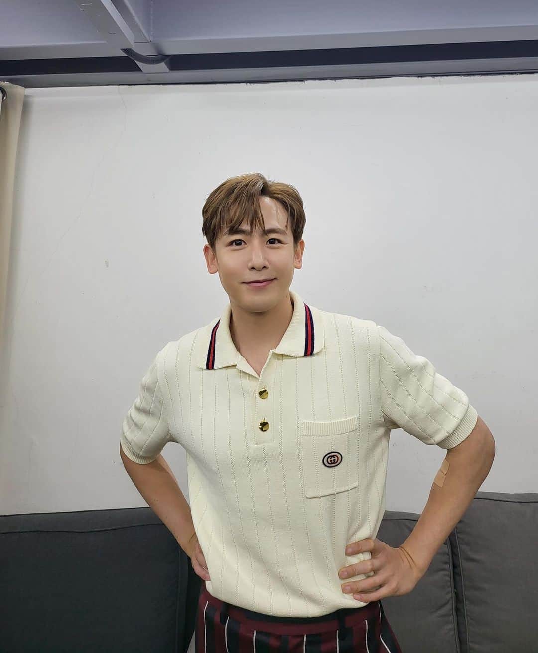 2PMのインスタグラム：「갤러리보다가 오늘 해가 쨍해서 계속 눈 부신줄 알았는데☀️  #닉쿤왕자님 #얼굴이 #눈부신거였어요✨ #레투스타그램」