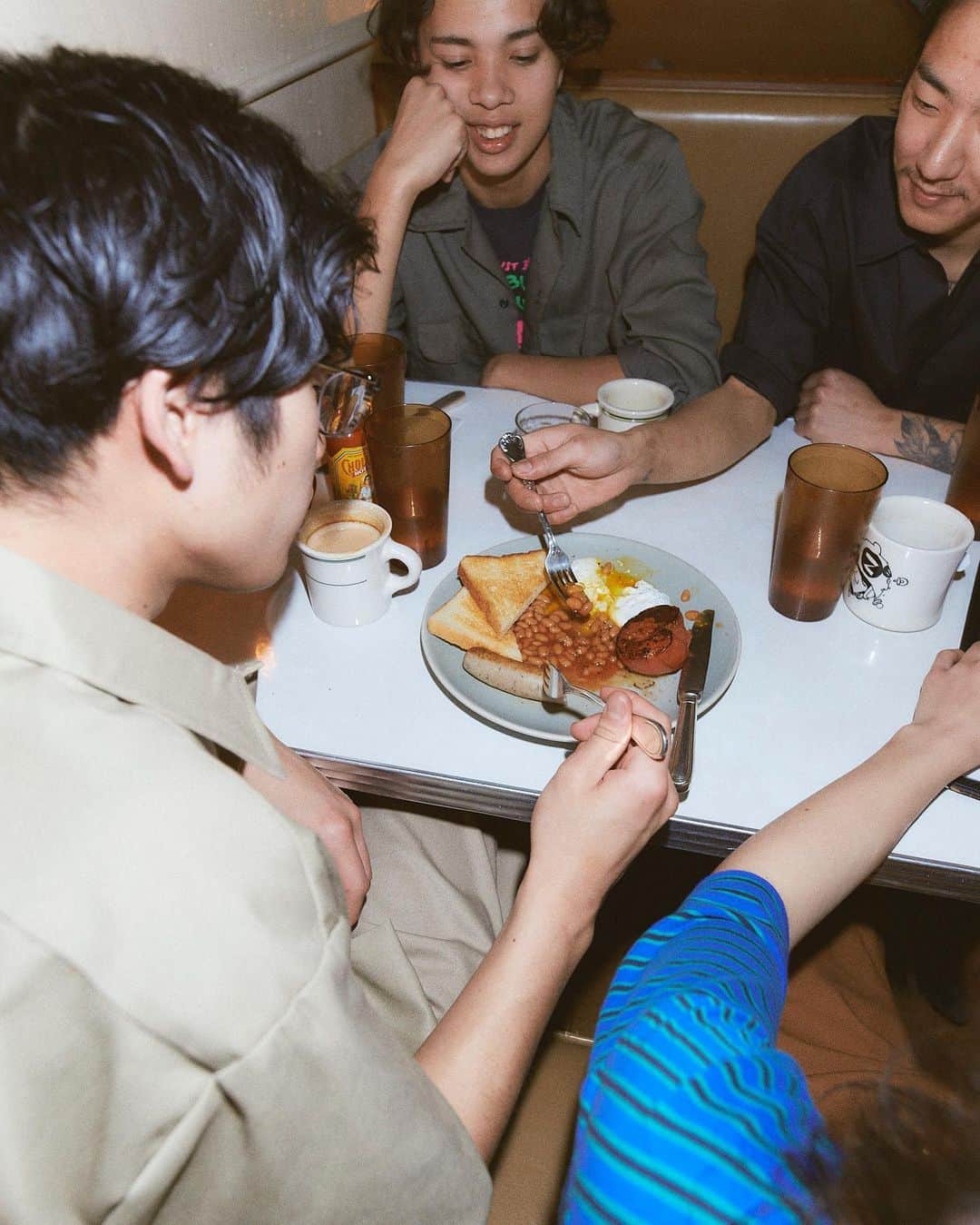 ディッキーズさんのインスタグラム写真 - (ディッキーズInstagram)「「EVERYDAY MAKERS」 ジャンルは様々、思いは一つ。人々の笑顔を作るメーカーたちとそのコミュニティを紹介していく新シリーズ。  Breakfast Club Tokyo (@breakfastclubtokyo)  PART 1/3: お店のご紹介  中目黒の片隅に、こじんまりとした温もりのある朝食専門のダイナーがあるのをご存じでしょうか。「Breakfast Club Tokyo」は、足を一歩踏み入れるとベーコンを焼く音や卵のいい香りが出迎えてくれるだけじゃなく、若くて少しアーティスティックな雰囲気のスタッフさんが優しく挨拶をしてくれる素敵なお店です。  地元民、観光客、学生、クリエイターなど来る人たちみんなから愛され、誰でも歓迎してくれる。ただの朝食屋さんとは一味違う、落ち着きとワクワクがどっちもある不思議な空間です。  「スタッフは私にとって宝石みたいな存在なんです」と語るのは、店主の塩井るりさん。天真爛漫で、大切なことに心を注ぎ、周囲の人を大事にする。そんな彼女はかつて東京のクラブシーンをバックステージから牽引してきた、多くの人にリスペクトされている存在。人をもてなすことが好きなだけじゃなく、目の前の人たちを大切にし、楽しい時間と空間を提供するプロフェッショナルです。  お客さんにはどんな人が多いのか聞いてみると、「どんな人っていうのは分からない。特定の誰かのためじゃなくて、どんな人でも、来る人みんなのためのお店なの」とのこと。  実はここ、ただ朝食を出すだけではなくアートの展示やクッキングイベントやポップアップ、ワークショップなどを開催することも。  いきなり大きなギャラリーで個展を開くのは難しい、という今はまだ駆け出しのアーティストがお客さんにもスタッフにもいるBreakfast Club Tokyoだからこそ、彼らが活躍できる場を作ろう、と始めた展示なのです。これが一つの土台となって次のステップにどんどん進出して行ったら良いね、という想いが込められているとか。  <明日> PART 2/3: コミュニティの魔法  #Dickies #ディッキーズ #everydaymakers #エブリデイメイカーズ」5月16日 19時37分 - dickies_jp