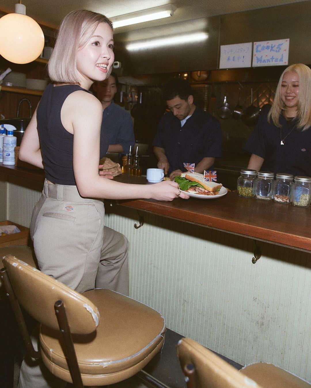 ディッキーズさんのインスタグラム写真 - (ディッキーズInstagram)「「EVERYDAY MAKERS」 ジャンルは様々、思いは一つ。人々の笑顔を作るメーカーたちとそのコミュニティを紹介していく新シリーズ。  Breakfast Club Tokyo (@breakfastclubtokyo)  PART 1/3: お店のご紹介  中目黒の片隅に、こじんまりとした温もりのある朝食専門のダイナーがあるのをご存じでしょうか。「Breakfast Club Tokyo」は、足を一歩踏み入れるとベーコンを焼く音や卵のいい香りが出迎えてくれるだけじゃなく、若くて少しアーティスティックな雰囲気のスタッフさんが優しく挨拶をしてくれる素敵なお店です。  地元民、観光客、学生、クリエイターなど来る人たちみんなから愛され、誰でも歓迎してくれる。ただの朝食屋さんとは一味違う、落ち着きとワクワクがどっちもある不思議な空間です。  「スタッフは私にとって宝石みたいな存在なんです」と語るのは、店主の塩井るりさん。天真爛漫で、大切なことに心を注ぎ、周囲の人を大事にする。そんな彼女はかつて東京のクラブシーンをバックステージから牽引してきた、多くの人にリスペクトされている存在。人をもてなすことが好きなだけじゃなく、目の前の人たちを大切にし、楽しい時間と空間を提供するプロフェッショナルです。  お客さんにはどんな人が多いのか聞いてみると、「どんな人っていうのは分からない。特定の誰かのためじゃなくて、どんな人でも、来る人みんなのためのお店なの」とのこと。  実はここ、ただ朝食を出すだけではなくアートの展示やクッキングイベントやポップアップ、ワークショップなどを開催することも。  いきなり大きなギャラリーで個展を開くのは難しい、という今はまだ駆け出しのアーティストがお客さんにもスタッフにもいるBreakfast Club Tokyoだからこそ、彼らが活躍できる場を作ろう、と始めた展示なのです。これが一つの土台となって次のステップにどんどん進出して行ったら良いね、という想いが込められているとか。  <明日> PART 2/3: コミュニティの魔法  #Dickies #ディッキーズ #everydaymakers #エブリデイメイカーズ」5月16日 19時37分 - dickies_jp