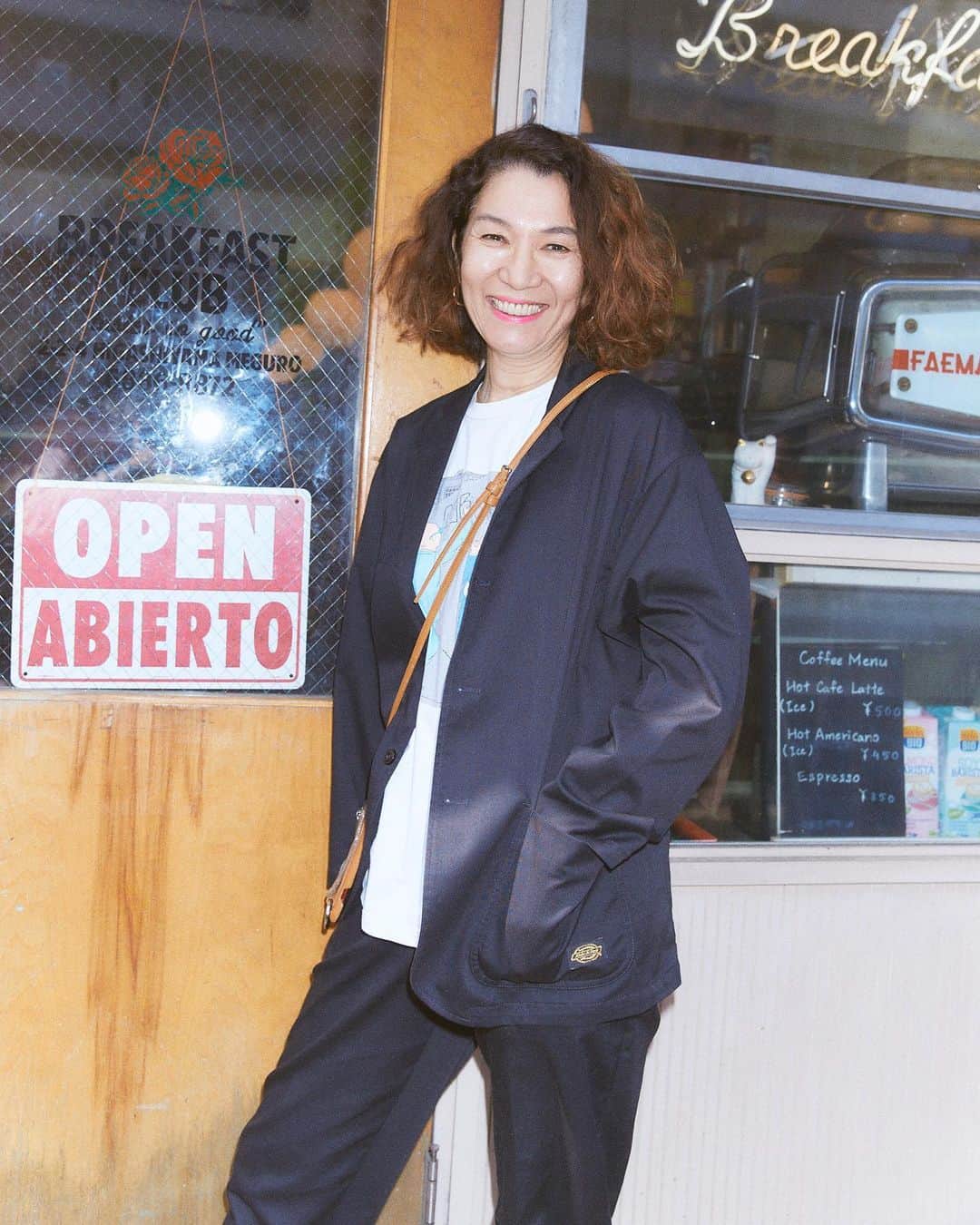 ディッキーズさんのインスタグラム写真 - (ディッキーズInstagram)「「EVERYDAY MAKERS」 ジャンルは様々、思いは一つ。人々の笑顔を作るメーカーたちとそのコミュニティを紹介していく新シリーズ。  Breakfast Club Tokyo (@breakfastclubtokyo)  PART 1/3: お店のご紹介  中目黒の片隅に、こじんまりとした温もりのある朝食専門のダイナーがあるのをご存じでしょうか。「Breakfast Club Tokyo」は、足を一歩踏み入れるとベーコンを焼く音や卵のいい香りが出迎えてくれるだけじゃなく、若くて少しアーティスティックな雰囲気のスタッフさんが優しく挨拶をしてくれる素敵なお店です。  地元民、観光客、学生、クリエイターなど来る人たちみんなから愛され、誰でも歓迎してくれる。ただの朝食屋さんとは一味違う、落ち着きとワクワクがどっちもある不思議な空間です。  「スタッフは私にとって宝石みたいな存在なんです」と語るのは、店主の塩井るりさん。天真爛漫で、大切なことに心を注ぎ、周囲の人を大事にする。そんな彼女はかつて東京のクラブシーンをバックステージから牽引してきた、多くの人にリスペクトされている存在。人をもてなすことが好きなだけじゃなく、目の前の人たちを大切にし、楽しい時間と空間を提供するプロフェッショナルです。  お客さんにはどんな人が多いのか聞いてみると、「どんな人っていうのは分からない。特定の誰かのためじゃなくて、どんな人でも、来る人みんなのためのお店なの」とのこと。  実はここ、ただ朝食を出すだけではなくアートの展示やクッキングイベントやポップアップ、ワークショップなどを開催することも。  いきなり大きなギャラリーで個展を開くのは難しい、という今はまだ駆け出しのアーティストがお客さんにもスタッフにもいるBreakfast Club Tokyoだからこそ、彼らが活躍できる場を作ろう、と始めた展示なのです。これが一つの土台となって次のステップにどんどん進出して行ったら良いね、という想いが込められているとか。  <明日> PART 2/3: コミュニティの魔法  #Dickies #ディッキーズ #everydaymakers #エブリデイメイカーズ」5月16日 19時37分 - dickies_jp