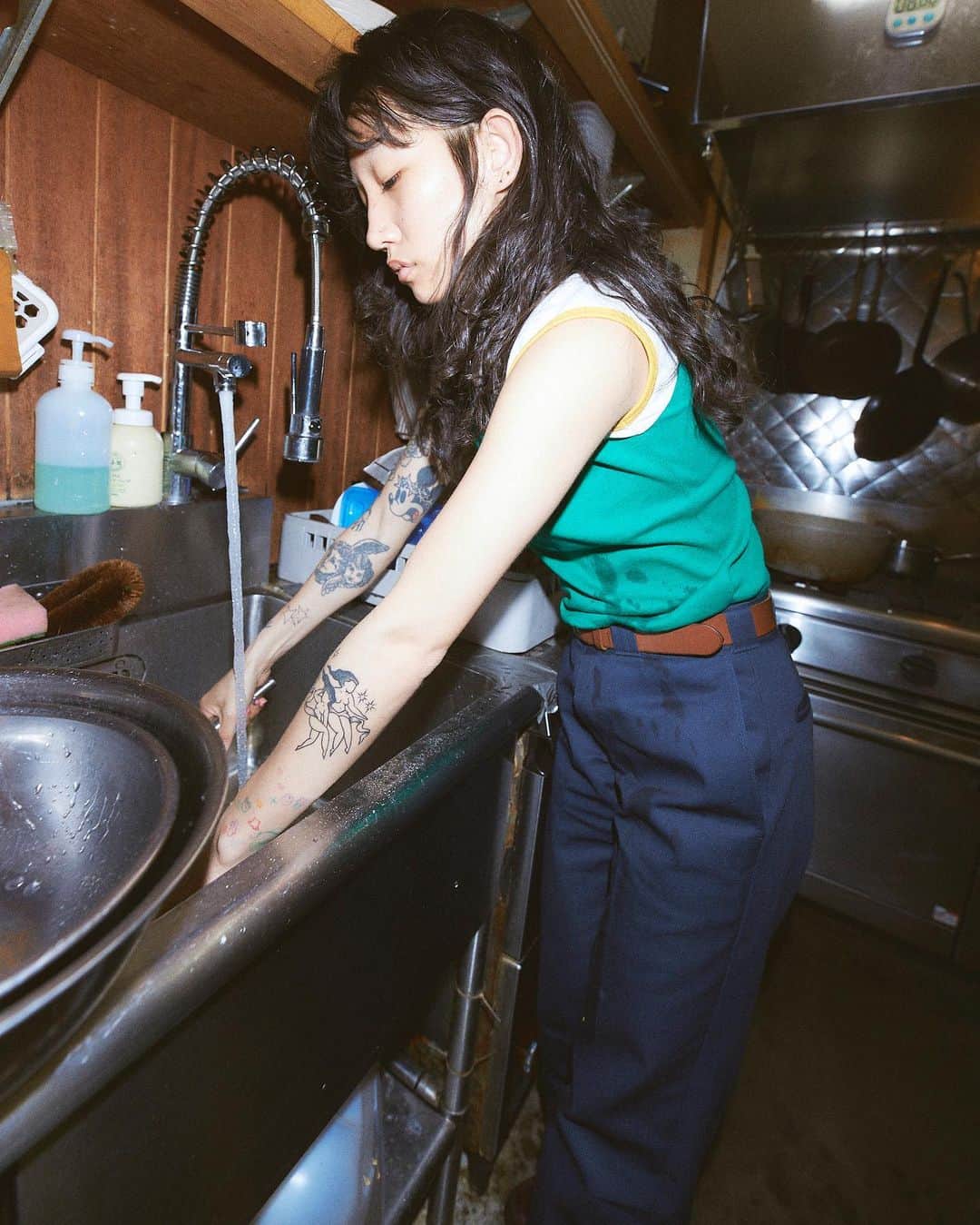 ディッキーズさんのインスタグラム写真 - (ディッキーズInstagram)「「EVERYDAY MAKERS」 ジャンルは様々、思いは一つ。人々の笑顔を作るメーカーたちとそのコミュニティを紹介していく新シリーズ。  Breakfast Club Tokyo (@breakfastclubtokyo)  PART 1/3: お店のご紹介  中目黒の片隅に、こじんまりとした温もりのある朝食専門のダイナーがあるのをご存じでしょうか。「Breakfast Club Tokyo」は、足を一歩踏み入れるとベーコンを焼く音や卵のいい香りが出迎えてくれるだけじゃなく、若くて少しアーティスティックな雰囲気のスタッフさんが優しく挨拶をしてくれる素敵なお店です。  地元民、観光客、学生、クリエイターなど来る人たちみんなから愛され、誰でも歓迎してくれる。ただの朝食屋さんとは一味違う、落ち着きとワクワクがどっちもある不思議な空間です。  「スタッフは私にとって宝石みたいな存在なんです」と語るのは、店主の塩井るりさん。天真爛漫で、大切なことに心を注ぎ、周囲の人を大事にする。そんな彼女はかつて東京のクラブシーンをバックステージから牽引してきた、多くの人にリスペクトされている存在。人をもてなすことが好きなだけじゃなく、目の前の人たちを大切にし、楽しい時間と空間を提供するプロフェッショナルです。  お客さんにはどんな人が多いのか聞いてみると、「どんな人っていうのは分からない。特定の誰かのためじゃなくて、どんな人でも、来る人みんなのためのお店なの」とのこと。  実はここ、ただ朝食を出すだけではなくアートの展示やクッキングイベントやポップアップ、ワークショップなどを開催することも。  いきなり大きなギャラリーで個展を開くのは難しい、という今はまだ駆け出しのアーティストがお客さんにもスタッフにもいるBreakfast Club Tokyoだからこそ、彼らが活躍できる場を作ろう、と始めた展示なのです。これが一つの土台となって次のステップにどんどん進出して行ったら良いね、という想いが込められているとか。  <明日> PART 2/3: コミュニティの魔法  #Dickies #ディッキーズ #everydaymakers #エブリデイメイカーズ」5月16日 19時37分 - dickies_jp