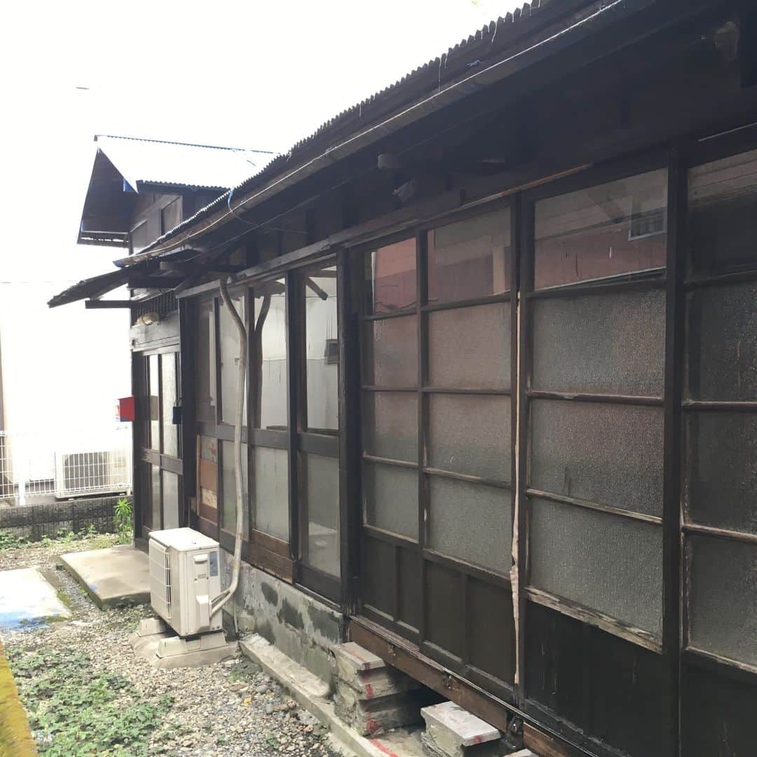 手紙社さんのインスタグラム写真 - (手紙社Instagram)「【手紙社不動産】  再建築不可のブルーなトタン屋根 DIYしたい人いませんか？  面白い物件を見つけちゃいました。場所は京王線京王多摩川駅から徒歩10分程度。緑道沿いに青い屋根が印象的な小さな平屋があるではありませんか。法律上の道路に接道していないため再建築不可といわれており、今の建物を壊すと建て替えできません。このボロい建物を改修して使うしかないので価格も手頃、なんと戸建て平屋で880万円。現地を見ると可愛さもある平屋で、ボロボロではありますが、手を加えるとありなのではないかと心が動かされます。シャワー室が裏手の倉庫についていて、海の家的な空間構成。緑道に面するので裏庭の活用次第で生まれ変わります。この選択はちょっと面白い人生になるのではないでしょうか。  インスタライブで配信します！  再建築不可のブルーなトタン屋根 DIYしたい人いませんか？？  配信日時：　5月18日（木）　12時～15分間  手紙社では今後、手紙社の店舗や事務所があるエリア（調布、松本、前橋）を中心に、レトロマンションの具体的物件を紹介していきます。また、手紙社周辺に限らず「こんなエリアでレトロマンションを探し ている！」という希望があればどうぞお寄せください。手紙社がリノベしたレトロマンションを販売する、ということも視野に入れています。  ▶ご相談・お問合せはこちらまで  　fudosan@tegamisha.com  ▶物件のご相談・お問合せはこちらまで 　fudosan@tegamisha.com  ▶【毎週、手紙社がおすすめするナイスな物件の情報が届くメールマガジンの登録はこちらへ】 https://docs.google.com/forms/u/1/d/e/1FAIpQLSfGrlTXNW7l-2f9prAFz1FYC9Gg7CVLhiyLcuBGUOIqBrAFTw/viewform  #手紙社不動産 #一杯のコーヒーから一軒の家まで #レトロマンション愛好会 #カントリーライフを夢見る会 #手紙社団地部 #寮や社宅をリノベし隊 #地方自治体とこらぼ隊  #手紙社の不動産相談所#不動産相談所#不動産#住まい#暮らし#丁寧な暮らし#古道具と暮らし#移住#リノベーション #団地リノベーション #マンションリノベーション#戸建てリノベーション#カフェ建築#カフェリビング#カフェダイニング#手紙社#手紙舎#TEGAMISHAREALESTATE#tegamisha#多摩川住宅#調布市中古マンション#調布市移住#調布市リノベーション」5月16日 19時37分 - tegamisha
