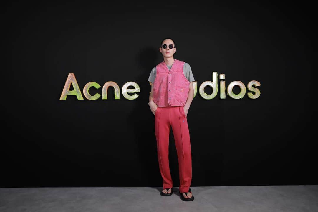 岩崎拓馬のインスタグラム：「💗💗💗💗 . . @acnestudios   ３月１日にパリコレクションで発表された 2023 FALL＆WINTERショーの 世界観を再現した会場🫶💗  最新コレクションと 会場で使用されたセットデザイナー "Shona Heath"によって制作された 世界でひとつのアートピースも含め コレクションの世界観を堪能😍💗  Thank you @hallie_hanna_mieco  photo by @wataru__fukaya  . . #acnestudios #pinkman #happytime」