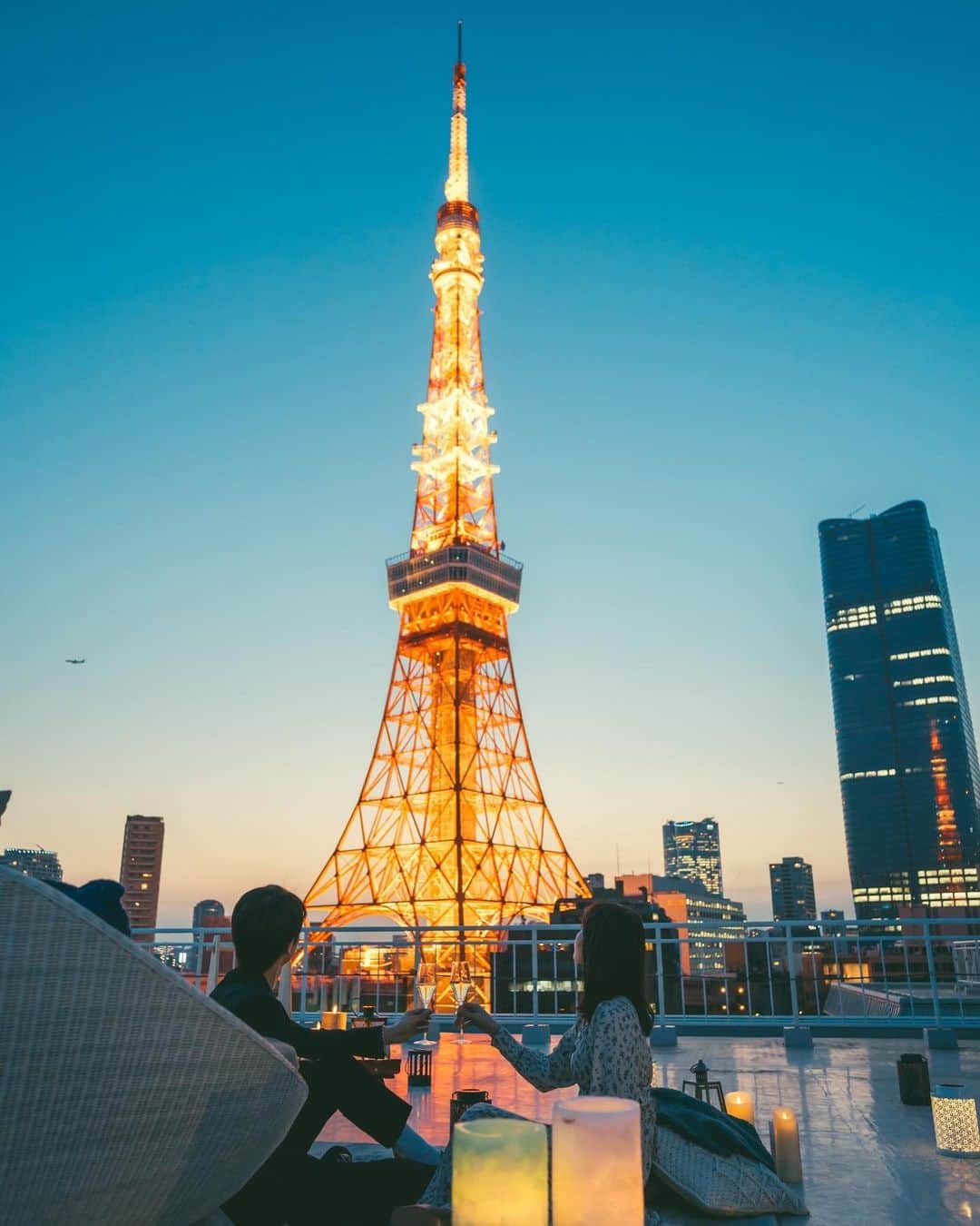 東京プリンスホテルさんのインスタグラム写真 - (東京プリンスホテルInstagram)「ルーフトップで大切な方と特別なひとときをお過ごしいただける「Royal Suite Stay」。 手が届きそうな距離にある大迫力の東京タワーを眺めながら、ロマンチックな東京ステイをお楽しみください。  詳しくはWebサイトへ  Savour a truly memorable evening with that special someone courtesy of the ""Royal Suite Stay"" at Tokyo Prince Hotel.  Enjoy the most romantic night with the most magical views of the shimmering Tokyo cityscape, with the mighty Tokyo Tower sitting so close you could almost reach out and touch it... 🗼  Share your own images with us by tagging @tokyoprincehotel  —————————————————————  #東京プリンスホテル #東京タワー #絶景体験 #絶景ホテル #東京タワービュー #tokyoprincehotel #tokyotower #tokyotowerview #tokyostay」5月16日 19時42分 - tokyoprincehotel