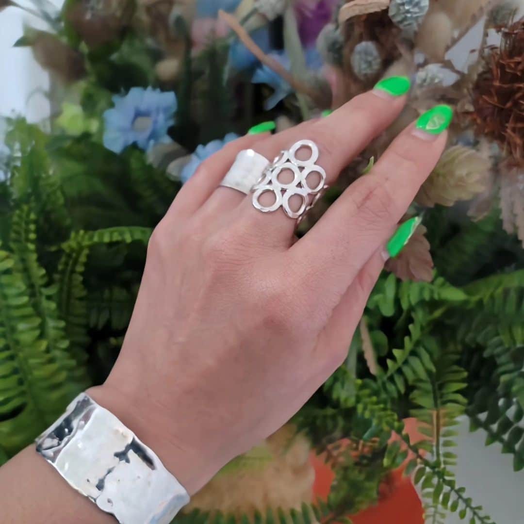 のインスタグラム：「KarenSilver Accessories  ちょっと個性的でポイントになるよーな 自分の象徴となるよーな そして、ちょっもイイ物で♡  そんなRINGがあると なんか一気におしゃれになりますよね  そして、手元のアクセサリーがおしゃれな 人、ピアスがいっつも素敵な人って 何故かすっごく自分があってカッコ良くておしゃれに見えませんか？:)  私は指がすっごく太くて スーパーコンプレックスなんです🤫w でも、自分が大好きなリングを自由に 組み合わせて表現してる時は 気に入って気に入って何度も見ちゃう🤍w  コンプレックスって 蓋をしないでよしよしして気にかけて 手をかけてあげると なんだか愛着も湧いて いつの間にか人が魅力的に感じて くれちゃう素敵なものなんだー と教えてもらったのも指です✨  コンプレックスこそ 私だけの魅力に変わるものだと 思っています❤️‍🔥  みなさんも コンプレックスありますか？？  良かったらコメントで教えてください🙂 みんなで出したら まーいっか！🤍って 笑顔に変わりそー✨  #コンプレックス#シルバーアクセサリー#silver925」
