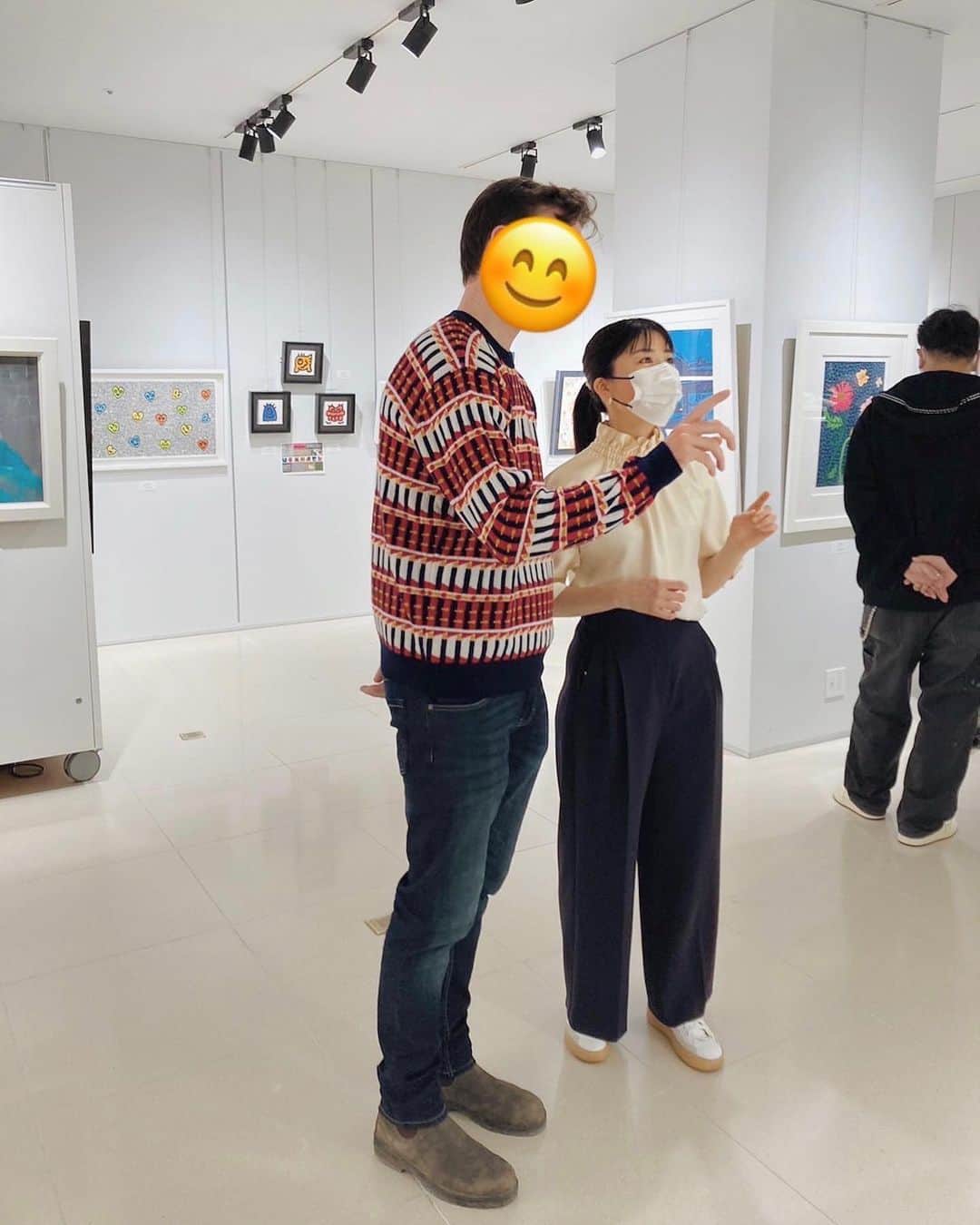 小池花瑠奈のインスタグラム：「・ 先日のヒカリエ展のひとこま🐊🏢  オーストラリアからいらっしゃったお客様とお話している時の💫  英語の出てこなさに自分で驚き&引きながらもなんとか頭から絞り出してお話させていただきました😊 オーストラリアにいるクロコダイルと違って 可愛くて優しくて、ファンタスティックだね〜と言ってくださり 拙すぎる私の解説をたくさん聞いてくださいました🐊  英会話、 学び直さないとダメですね… 😂  いつか野生のワニを見たい！」