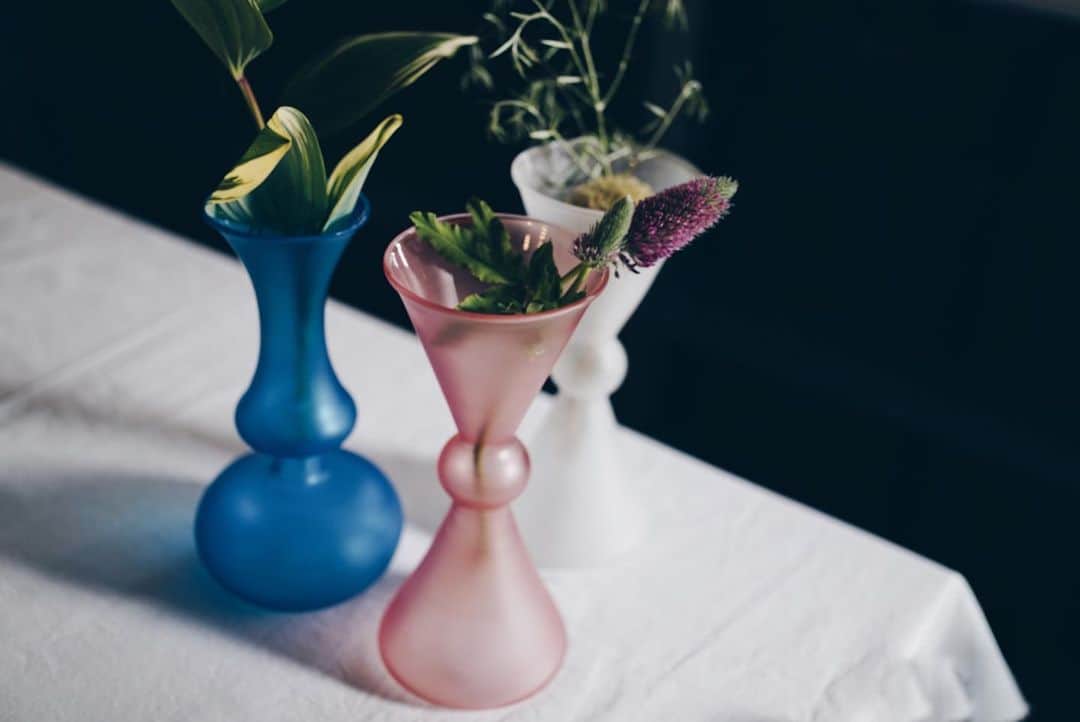 のインスタグラム：「. YOKI flower vase  美しいカラリーングが特徴の花器。  透明のガラスにフロスト加工(すりガラス)を施した上に着色をしているので、 花瓶の底は色付け前の透明な仕様になっています。  香水瓶を制作しているエジプトのガラス工房にて、1点1点職人の手作業で生み出される繊細なシェイプと美しいカラーリング。  エキゾチックな色彩と個性的なフォルムが特徴な花器は、とても軽くて環境にもやさしいパイレックスガラスを使用しています。  お部屋を繊細に華やかに彩る花器をお楽しみください。  #雑貨屋巡り #tokyo #暮らし#ライフスタイルデザインストア #FREEPARK #freepark #ギフト #プレゼント #贈り物#ファッション#アート #fashion #instagood #お祝い #自由が丘 #雑貨屋 #セレクトショップ #yoki #花器 #フラワーベース #花瓶 #flowervase #flower #器 #植物のある暮らし #一輪挿し#エジプト花瓶 #madeinEgypt  ＜商品のお問い合わせ＞ Tell:03-6672-2412 Mail:shop@free-park.jp」