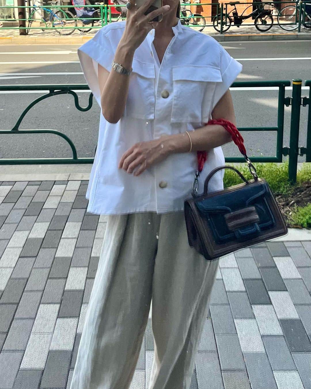 momokoさんのインスタグラム写真 - (momokoInstagram)「打ち合わせ後、ロケハンへ。  @teechi_official のシャツがちょうど良いお天気😊 この外側に張り出すようなスリーブの形が二の腕をスッキリ見せてくれる✨」5月16日 19時51分 - momoko_tsukamomo