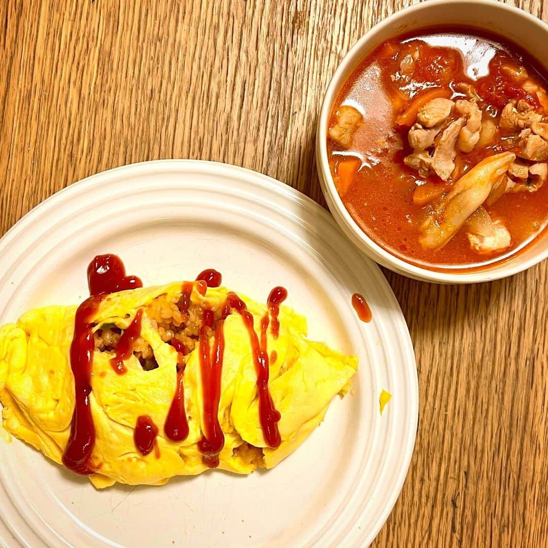 竹井亮介のインスタグラム：「2023年5月16日。 オムライス と チキンとお野菜の具沢山トマトスープ。 #とっつぁん料理」