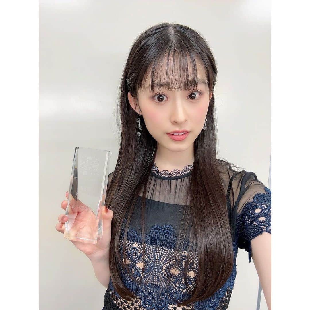 のインスタグラム：「. この度、“第6回黒髪大賞”をいただきました✨  これからも自分の髪の毛を大切に、 できる限り黒髪ロングを維持していきたいです😊  事務所の先輩 ひかるちゃんとのお写真も🥰 嬉しい〜🫶🏽🫶🏽」