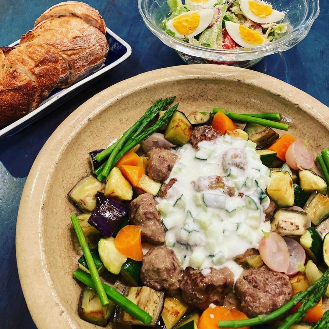井上荒野のインスタグラム：「夫作。「孤独のグルメ」でギリシャ料理が出てきておいしそうだねーって言ってたら早速ギリシャ料理。ミートボールがスパイシーで野菜いっぱいでめちゃくちゃおいしい😭」