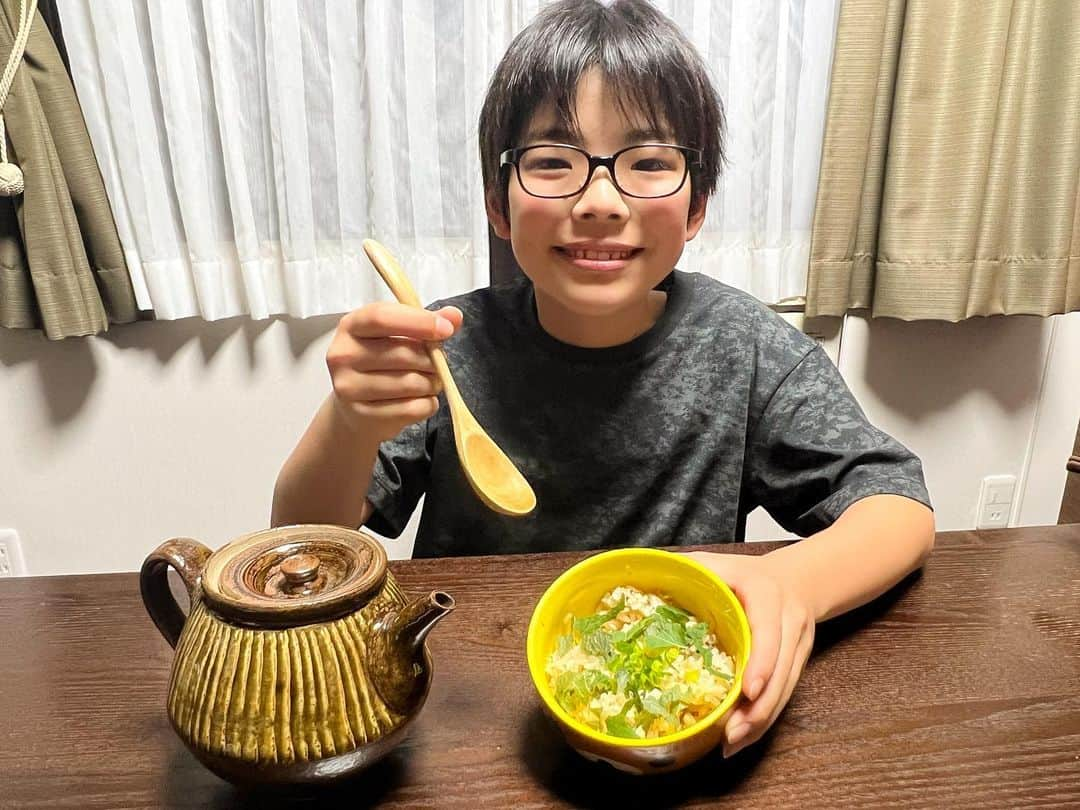 コーキTVのインスタグラム：「実家で鯛をもらったので初めて鯛飯を作ってみました🐟✨ 1杯目はそのまま🍚 2杯目は出汁をかけて🥣 こうちゃんはさらにおかわりして釜は空っぽになりました☺️🍀  #鯛 #鯛飯 #出汁茶漬け」