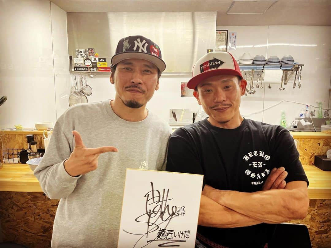 RYO the SKYWALKERさんのインスタグラム写真 - (RYO the SKYWALKERInstagram)「ARMSTRONG @arm_strong_deejay のラーメン屋さん「麺匠いけだ｣( @menshou_ikeda )が本日オープン！🎉 ⁡ 自分もプレオープンの日におじゃましました🍜 ⁡ 鶏白湯ラーメンと、煮干しラーメンどちらもお世辞抜きでむちゃくちゃ美味かった！！！エグい！✨️✨️ ⁡ 和泉府中駅からすぐのところですので皆さん是非食べに行ってみてください。 ⁡ やりやがったなアーム！開店おめでとう！！㊗️🎊 ⁡ #麺匠いけだ #大阪 #和泉府中 #ラーメン」5月16日 20時06分 - rsw