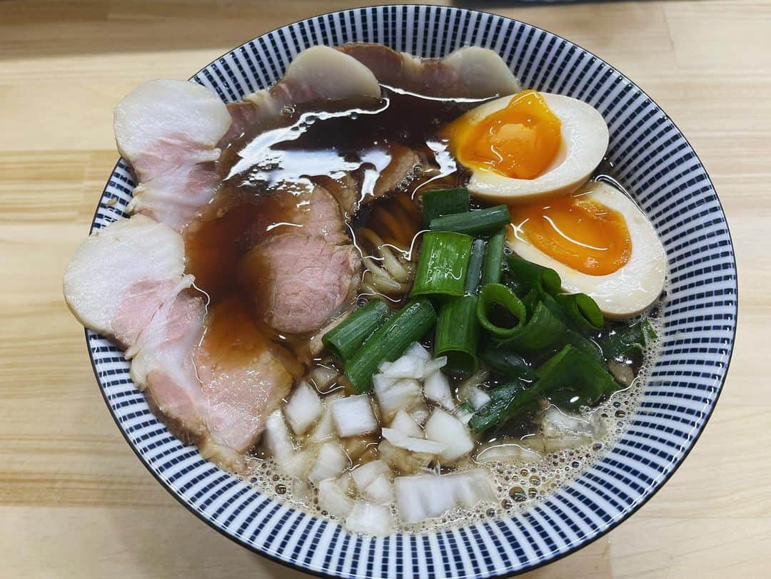 RYO the SKYWALKERさんのインスタグラム写真 - (RYO the SKYWALKERInstagram)「ARMSTRONG @arm_strong_deejay のラーメン屋さん「麺匠いけだ｣( @menshou_ikeda )が本日オープン！🎉 ⁡ 自分もプレオープンの日におじゃましました🍜 ⁡ 鶏白湯ラーメンと、煮干しラーメンどちらもお世辞抜きでむちゃくちゃ美味かった！！！エグい！✨️✨️ ⁡ 和泉府中駅からすぐのところですので皆さん是非食べに行ってみてください。 ⁡ やりやがったなアーム！開店おめでとう！！㊗️🎊 ⁡ #麺匠いけだ #大阪 #和泉府中 #ラーメン」5月16日 20時06分 - rsw