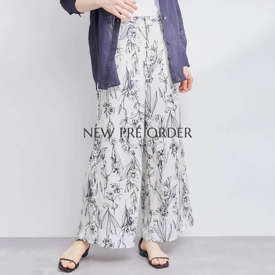 のインスタグラム：「-NEW PRE ORDER- ⁡ 初夏まで着られる NEWコレクションを一足先にご紹介します✨ ⁡ ⁡ ⁡ ▶ITEM ⁡ #GGS23290 フラワーリーフプリントワイドパンツ ¥25,300 (税込) ⁡ #GGJ23570 ペーパーヤーンミドルゲージイミテーションパールベスト ¥19,800 (税込) ⁡ #GGJ23530 前後2WAYペーパーヤーンミドルゲージドルマンプルオーバー ¥17,600 (税込) ⁡ #GGM23270 アームレットキャップスリーブTシャツ ¥9,680 (税込) ⁡ #GGM23470 布帛フリルデザインカットソー ¥16,500 (税込) ⁡ J'aDoRe JUN ONLINEでご購入いただけます。 ⁡ ⁡ ⁡ @rope_jp @jadorejunonline #通勤コーデ #通勤バッグ #オフィスカジュアル #大人カジュアル #休日コーデ #旅行コーデ #ロペ #ROPÉ #ropejp」