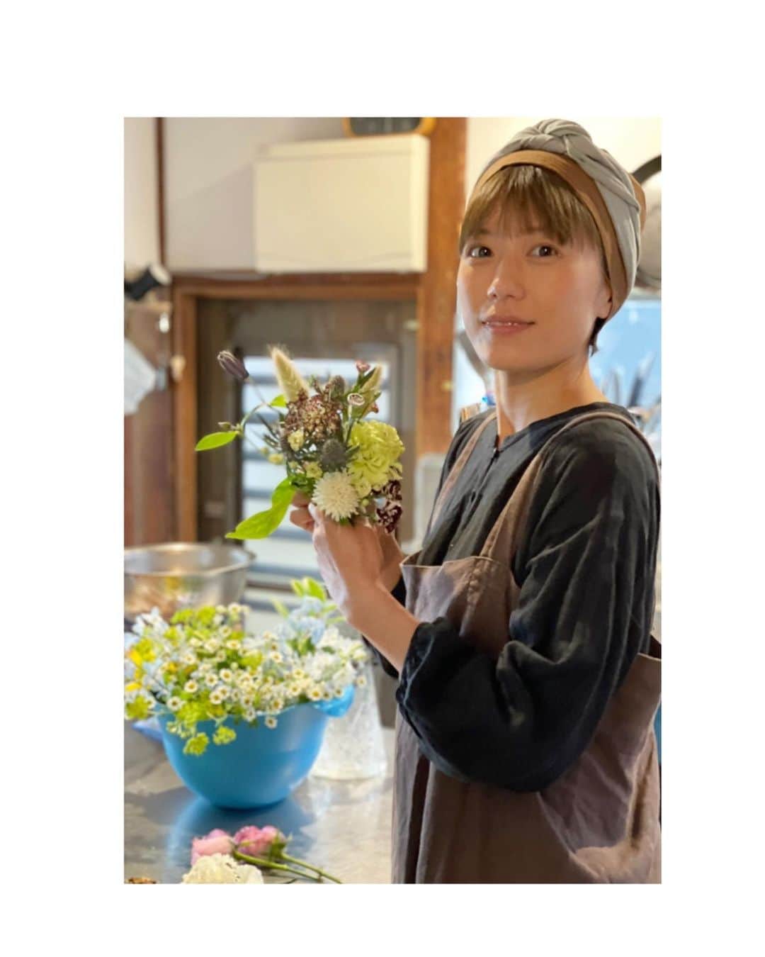 甲斐麻美さんのインスタグラム写真 - (甲斐麻美Instagram)「💐💐💐  やさしい きもち  で、お花を束ねる  愛しい時間😌💐  #20230516 #kaicoの好日 #リネン #リネンの服  #リネン大好き」5月16日 19時58分 - kaico_asami