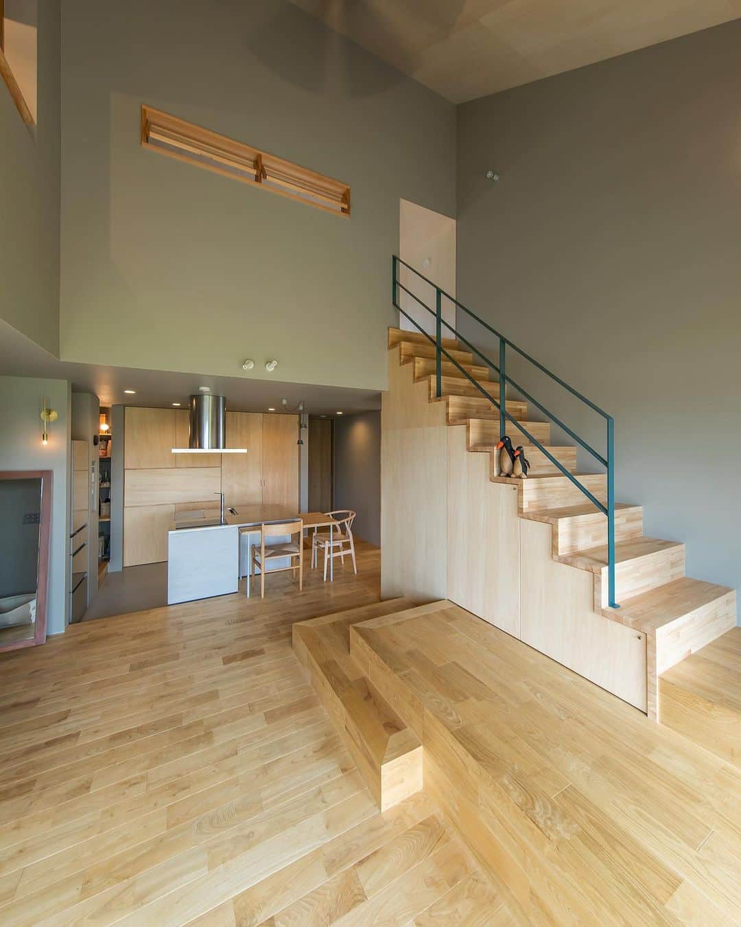 ルポハウス一級建築士事務所さんのインスタグラム写真 - (ルポハウス一級建築士事務所Instagram)「・ ・ ・ 爽やかな木の色味に対照的な、マットグレーが落ち着きを添えるリビング。 アイアン手摺りのアイビーグリーンが映えます。 ・ 変則的な階段に設けた広い踊り場は時にソファーのようにも使え、家族が笑顔で集まる場所に。 ・ ・ ・ 担当設計士/石田悠衣 @yui_ishida_  ・ ・ ・ 𓐌𓐌𓐌𓐌𓐌𓐌𓐌𓐌𓐌𓐌𓐌𓐌𓐌𓐌𓐌𓐌𓐌𓐌  ルポハウスの施工事例はこちらまで☞ @reposhouse  𓐌𓐌𓐌𓐌𓐌𓐌𓐌𓐌𓐌𓐌𓐌𓐌𓐌𓐌𓐌𓐌𓐌𓐌 #ルポハウス は#ちょっとかっこいい家 を"友人のために" という思いでつくっています。 一生に一度の#マイホーム。 「あなたにしかできない」×「ルポハウスだからできる」で、 私たちだけの#家づくり を思いっきり楽しんでみませんか？！ ・ ・ ・ #住宅 #注文住宅 #新築一戸建て #デザイナーズ住宅  #一級建築士事務所 #設計事務所 #滋賀県の設計事務所 #リビング #リビングインテリア #吹き抜けリビング #無垢床 #クリ床 #吹き抜け天井 #シナ合板 #サンゲツクロス #RE7896 #階段インテリア」5月16日 20時00分 - reposhouse