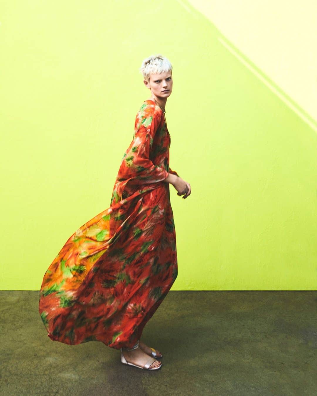 マックスマーラさんのインスタグラム写真 - (マックスマーラInstagram)「Floral inspired. Refresh your wardrobe with the latest #MaxMaraSS23 printed dresses with a romantic touch. #MaxMara」5月16日 20時00分 - maxmara