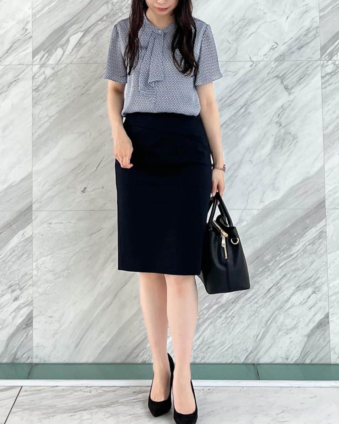 cdec_official Aesthetic Senseのインスタグラム：「【Recommend Blouse】 今欲しい！！ 店頭で人気のブラウスを3選を今週ご紹介いたします♪ ． スモールジオメトリック柄のプリントブラウス。 微光沢のキレイメなサテンが特徴で、衿に重ねタックを 入れたフリルが女性らしいデザインになっています。 1枚着としてだけでなく、ジャケットインに着て頂くと 顔回りが華やかな印象になりおすすめです。  4color ✴︎tops No.187-86552 ¥13,200(tax in)  ◾︎公式サイトはこちらから ↓ @cdec_official  .  #クードシャンス #2023 #2023ss #ファッション #ファッションコーデ #おしゃれさんと繋がりたい #ファッション好きな人と繋がりたい #春夏コーデ #夏コーデ #ブラウス #ブラウスコーデ #ボウタイ #ボウタイブラウス #プリント #柄 #トップス #カラートップス #カラーコーデ #きれいめコーデ #フェミニンコーデ #通勤コーデ #きちんとコーデ #お出かけコーデ #着回し #着回しコーデ」