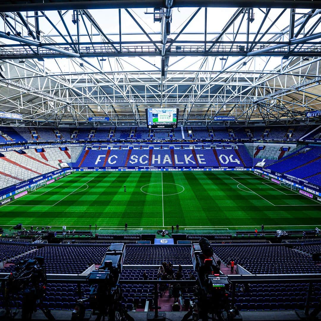 シャルケ04のインスタグラム：「Auf einer Skala von 1 bis 190(4) Dezibel: Wie laut wird es hier Samstag? 📢💙 . . #Schalke #S04 #WirBleiben #Football #Soccer #Fußball #Futbol #Knappen #🔵⚪️」