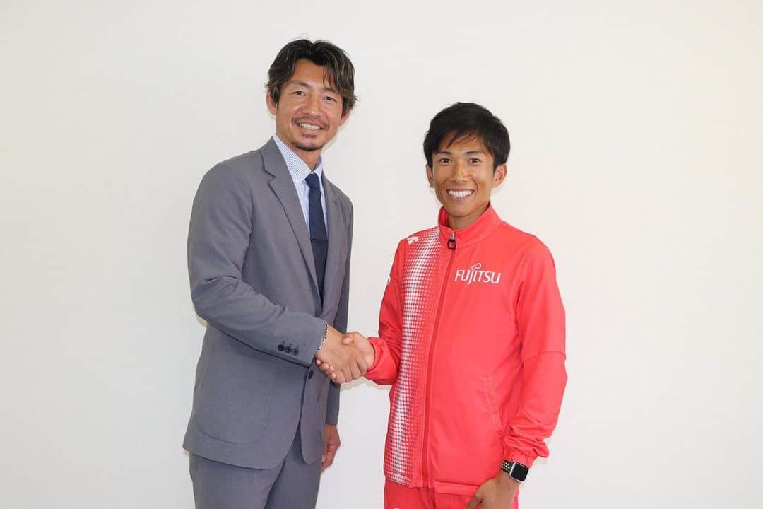 鈴木健吾のインスタグラム：「. 先日、元プロ野球選手の #鳥谷敬 さんと 日刊スポーツの特集で対談させていただきました！⚾️  なかなか普段の取材では話さないだろうなってことを少し話したかな。笑  選手時代のことも色々聞けて、だからこそ長く現役生活を続けてこれたのだなと純粋に勉強になりました。。 本当にカッコよかった🥹  ぜひ前編、後編分かれてる記事読んでみてください！  競技者としてはだいぶ復帰できず苦しんでますが、もう少しお待ちください🙇‍♂️🙇‍♂️🙇‍♂️  前編 https://www.nikkansports.com/m/sports/athletics/news/amp/202305110001767.html  後編 https://www.nikkansports.com/m/sports/athletics/news/amp/202305110001768.html  @nikkansports」