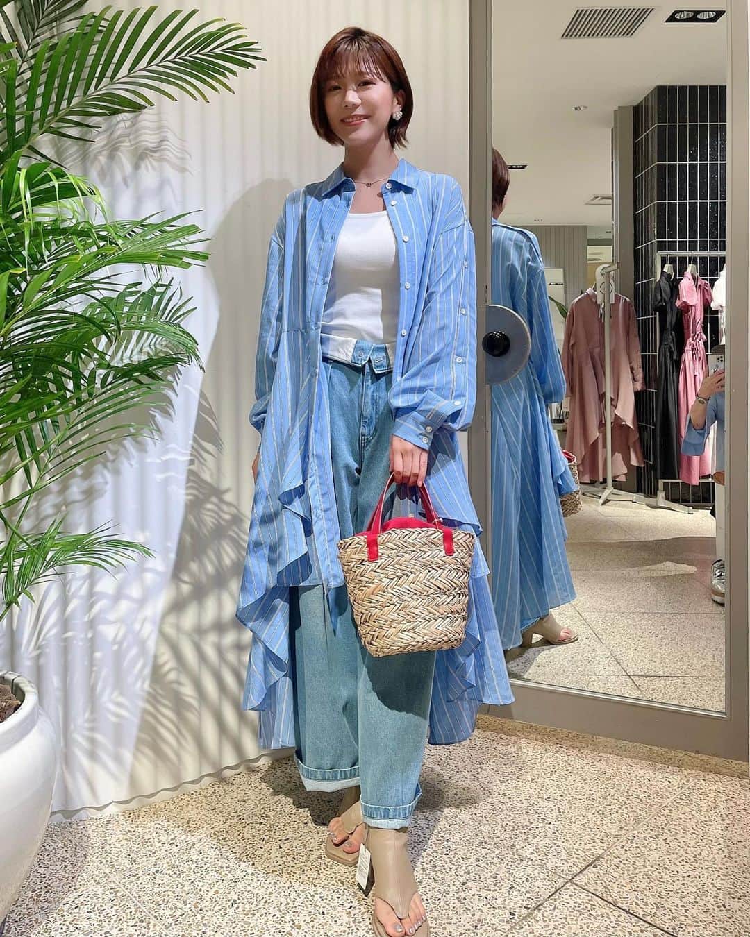 海江田麻貴さんのインスタグラム写真 - (海江田麻貴Instagram)「ㅤㅤㅤㅤㅤ  ㅤㅤㅤㅤㅤ まりりん先生の #オトナの買い物同行 👗 自分の魅力を引き出す、理想のコーデを組んでもらいながら お買い物してきました🛍️  ㅤㅤㅤㅤㅤ 私のオーダーはこんな感じ 🩵着痩せ・スタイルアップ 🩵着回しが効く 🩵自分では選ばないスタイル 🩵きれいめ かつ 凛としたかっこよさもある (こう見たらかなりわがままオーダー🤣笑)  ㅤㅤㅤㅤㅤ これを見事にドンピシャで叶えてくれた まりりん先生すごすぎ、、、😂🩷 よくよく見てみたら、このシャツワンピ着回しすごい、、、 これを店頭で見つけて下さっていたことが本当に凄い😳✨  ㅤㅤㅤㅤㅤ ▪️ヒアリング〜下見 ▪️予算内でのお買い物 ▪️コーデや着回しのアドバイス ▪️実際に着て撮影 ここまでして頂けて至れり尽くせりで、 本当にすてきなサービスだと思いました🥰  ㅤㅤㅤㅤㅤ もう一つの着回しも、先生とのお買い物のようすも また投稿します🤍今までの自分から生まれ変わった 気持ちになれて幸せ〜🩷！！！ありがとうございました🩵  ㅤㅤㅤㅤㅤ  ㅤㅤㅤㅤㅤ  ㅤㅤㅤㅤㅤ  ㅤㅤㅤㅤㅤ #ファッションコンサル #お買い物同行 #スタイリスト #印象アップ #SNIDEL #スナイデル #イメチェン #beforeafter #japanesegirl #日本女孩 #サンダルコーデ #summercode #かごバッグ #デニムコーデ #ストライプシャツ #シャツワンピース #フィッシュテール」5月16日 20時05分 - _makiii0924_