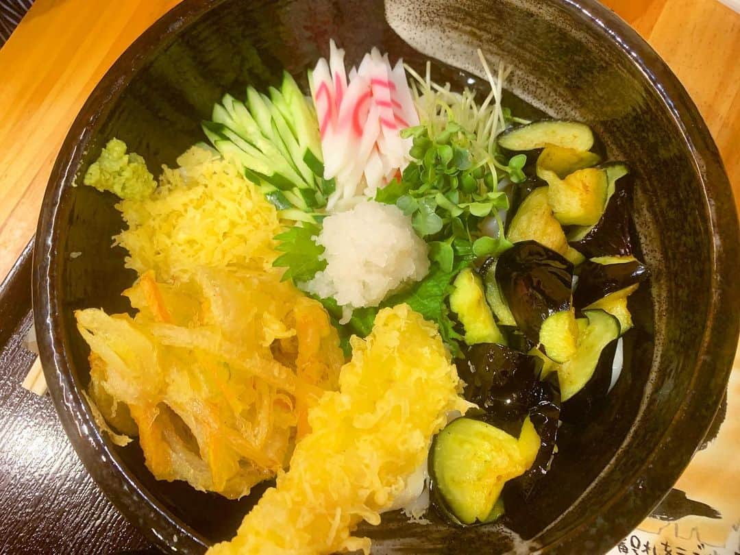 原田麻子さんのインスタグラム写真 - (原田麻子Instagram)「石焼き芋ミルク  自家製焼き芋から作った、香ばしい焼き芋ソースが美味しい〜。  にいやんは 冷やしうどん。 具沢山。でかい。 おすすめの揚げなすをトッピングしたら110円やばくね？くらいたくさん入ってて、 ひやあつがたまらなく美味しかった…  1人の時だとうどんは食べられないからつまみ食いできて嬉しい。  #かき氷#かき氷🍧#おやつ#ごはん#sweets#shaveice#東京かき氷」5月16日 20時05分 - achakoko
