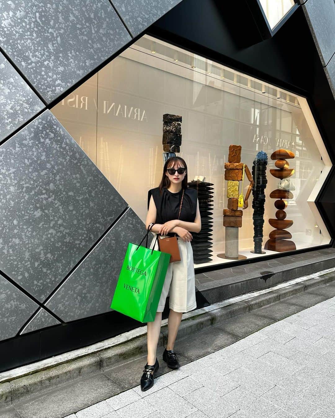 ARISA（和田有沙）さんのインスタグラム写真 - (ARISA（和田有沙）Instagram)「久しぶりのお買い物でテンション上がった🥰🤞ㅤㅤㅤㅤㅤㅤㅤㅤㅤㅤㅤㅤㅤ ㅤㅤㅤㅤㅤㅤㅤㅤㅤㅤㅤㅤㅤ 一目惚れして即買いした @elwel.official のコーデ☺︎ １人の時は完全に動きやさ重視です🤝  #elwel#ママコーデ#モノトーンコーデ」5月16日 20時09分 - wadaarisa