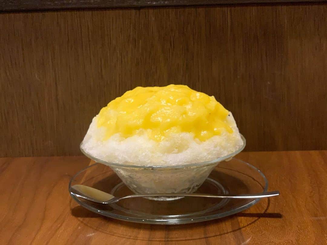 原田麻子さんのインスタグラム写真 - (原田麻子Instagram)「パイナップル 和三盆  あまーい台湾パイン！ 小さめに作ってもらいました。 果肉が中にもゴロゴロなんだけどこれまた甘くて最高  #かき氷#かき氷🍧#おやつ#ごはん#sweets#shaveice#千葉かき氷」5月16日 20時09分 - achakoko
