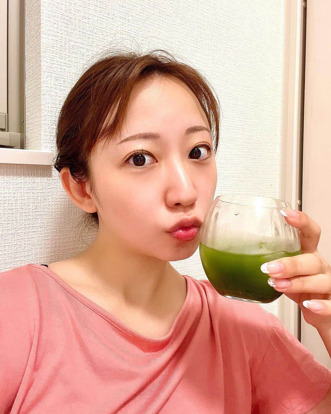 住吉史衣のインスタグラム：「.  お茶とコーヒーのブランド『森半』の抹茶青汁をいただいて、すっかりハマってます🌿  とりあえずお風呂上がりにこれを飲んで水分補給して、健康な気持ちになってからの🍺笑 ということでめちゃくちゃお風呂上がりな写真🤣🤣  水でさっと溶けるから面倒くさがりな私でも簡単🙆‍♀️何より個包装なのがらくちん♡  PR @morihan_official #森半抹茶 #青汁 #青汁レシピ #青汁チャレンジ #美味しい青汁 #健康習慣 #健康第一です #森半 #大麦若葉 #抹茶 #無添加 #無着色」