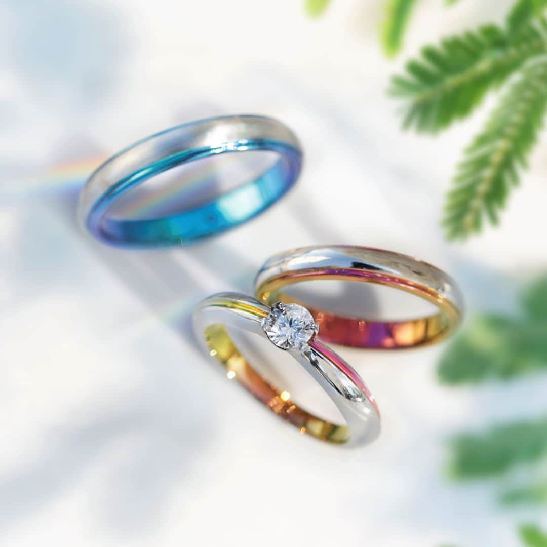 SORA ≪SORA表参道の公式アカウント≫のインスタグラム：「#結婚指輪SORA 【EFILANTE-エフィラント-】 流れ星の軌道を描いた婚約指輪💍*  ダイヤモンドを星に見立て、 指輪を一周するラインで軌跡を描きました。  巡り合った奇跡の輝きに二人の願いを込めて、 未来を美しく彩ります。  ◤エフィラント 取扱店◢  ・SORA表参道本店 ・SORA札幌店 ・一部の全国の取扱店 ・SORA公式オンラインショップ >>>https://www.sora-w.com/online/  - - - - - - - - - - - - - - - - - - - -  🟩LINEでもデザインのご相談が可能です >>>「SORA」と検索！  公式アカウントをお友だち登録して メッセージを送ってください  SORA表参道本店のデザイナーがご返信します💁‍♀️  - - - - - - - - - - - - - - - - - - - -  SORA公式サイトや店舗情報は アカウントTOPのURLからcheck * >>> @sora_omotesando  ぜひハッシュタグをつけて SORAの写真を投稿してください♪ >>> #結婚指輪SORA  デザイナー、クリエイターが皆さんの投稿を拝見し 毎日パワーをいただいています🌿  - - - - - - - - - - - - - - - - - - - -  #婚約指輪 #婚約指輪探し #婚約指輪オーダー #エンゲージリング #金属アレルギー対応リング #ダイヤモンドリング #プロポーズリング #プロポーズされました #プロポーズ記念日」
