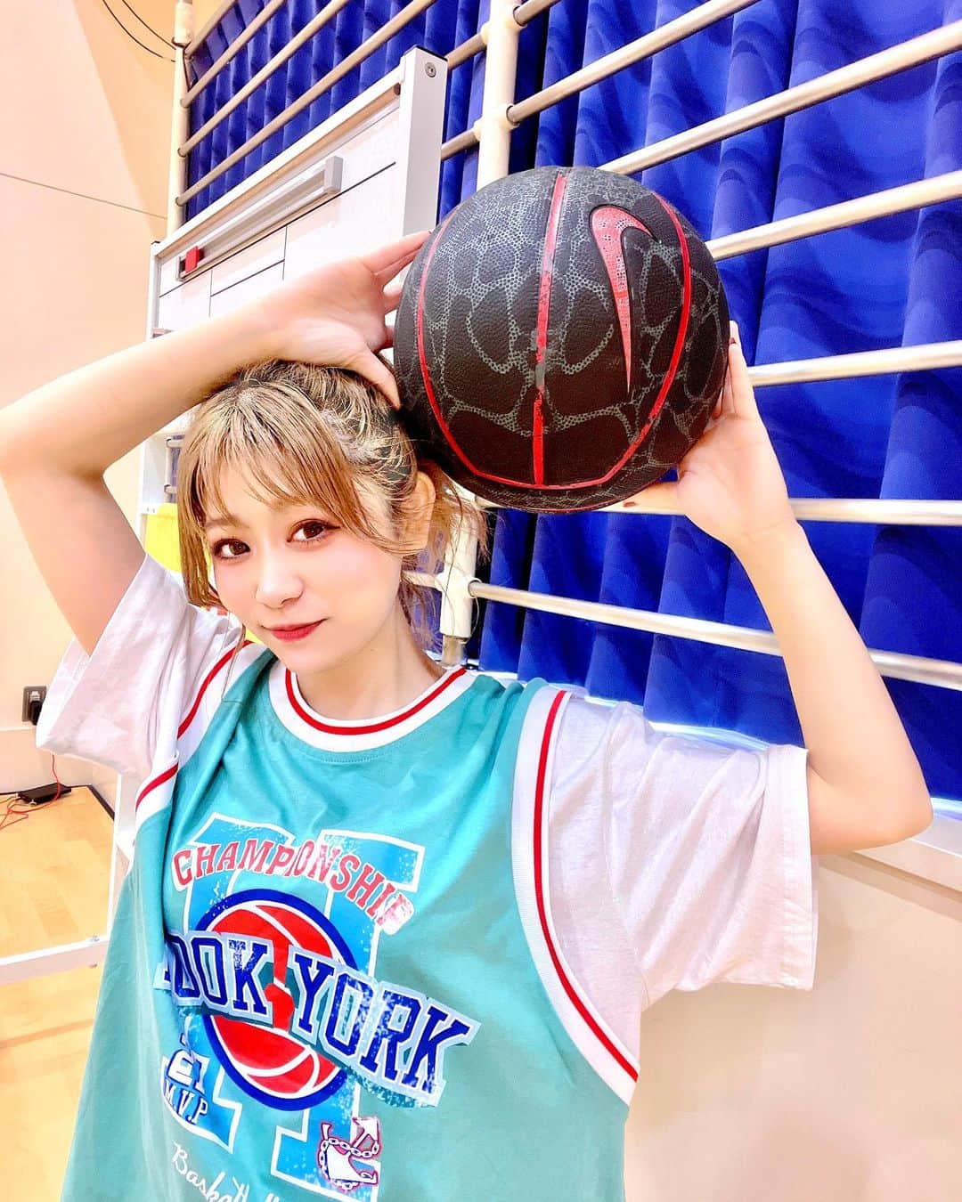 のインスタグラム：「みんなでバスケ💓 めちゃめちゃ楽しかったぁ😊♥️ ⁡ 体動かすのってホント最高だよね🥺💞👍🏻 ⁡ ⁡ またみんなでバスケやりたい💓 ⁡ 意外と私運動できるんだよ♥️😆 ⁡ やりたい人声かけてねーん👍🏻 ⁡ ⁡ コーデも合わせてバスケコーデ 可愛くない？♡ ⁡@hook_tokyo ⁡ #バスケファッション #ストリートファッション #バスケコーデ #コーデ #バスケ #バスケ女子  #sponsored #HOOKTOKYO #HOOK #STREET #ストリート #ストリートコーディ #ユニセックス」