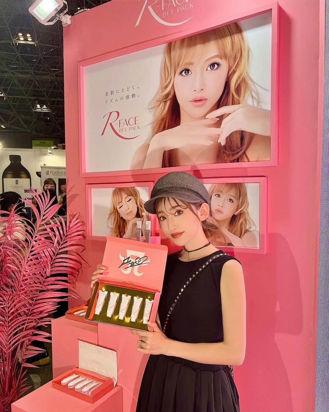 杉山佳那恵さんのインスタグラム写真 - (杉山佳那恵Instagram)「Beauty world JAPAN💗  @rhy68thm さんのブースに 夫と遊びに行ってきました✌️✨  @a.you様の可愛いすぎる パネルと映像がドドーンと😍 めちゃくちゃ賑わっておりました💕  @rface555 の炭酸パックを 試しに手にやってもらったら めっちゃしっとり潤ってぷるぷるに😍  これは絶対顔にやってみたい！と RfaceとRHYTHMの商品、即買い💕  @rhy_atakase さんにも久しぶり 会えてめっちゃ嬉しかったー😍✌️  Beauty world JAPANは明日 5/17(水)までなので、皆さん 是非遊びに行ってみてくださいねぇっ😍💕  #beautyworldjapan#rhythm#beauty#rface#浜崎あゆみ　様#💗」5月16日 20時13分 - kanaxxy_0421