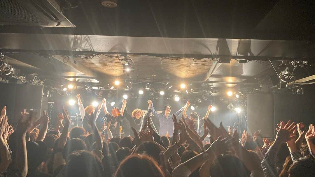 岩崎愛のインスタグラム：「セカイイチ、活動休止。 今までお疲れ様&ありがとう。 . あの二日間はセカイイチのことを愛してる人たちが集まっていました。 . 兄がセカイイチを組んだ時、まだ私は高校生になったばかりだったと思う。 「岩崎慧」で活動してる時より明らかに楽しそうに、苦しそうに音楽をしていた様を横でずっと見ていた。 . バイトにライブに練習に明け暮れ、帰って来るのは疲れ果てた朝方で、それでも「明日は大事なライブがあるねん」と言ってギターの弦を張り替えながら顔を輝かせていた兄の姿をよく覚えている。 . 初めてライブハウスで爆音のバンドサウンドを聴いたのもセカイイチ。 耳と心がキーンと痺れて私もこの道に来てしまった。 . 語りたいことは本一冊書けるぐらいあるけど、とにかく私はセカイイチをずっと好きなんだと思う。 彼らの音楽は私の青春で、これからもずっと残る。 . 大切なライブで歌わせてくれてありがとう。 . みんながもっとクソジジイになって「そろそろやるか」と言ってセカイイチがまた始まる時、私も生きていれば良いなと思いました。 . #セカイイチ」