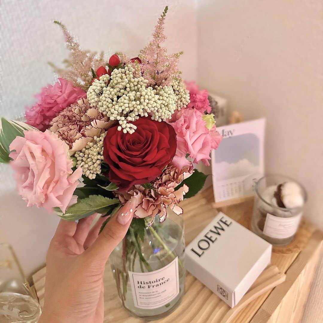 のインスタグラム：「. . ２０２３.０５.１４  Mother's day🌹✨ . . 👨🏽が帰ってくるなり ご飯作ってた私に長男が 『ママいつもありがとう！』って 渡しにきてくれました🥺✨💕 . . ありがとうはママのセリフ🥺💕 いつも支えてくれてありがとう💗 . 花束ってもらう機会がそんなにあるわけじゃないから 特別感でめちゃくちゃ嬉しくなる🥹♥️ . そして私のママへ...ありがとうの日🌹 四姉妹の母、7人のおばあちゃん。 昔から『あんたならできる！』って 何度も背中押してくれて 18歳で妊娠わかったときには 『あんたなら大丈夫！何の心配もないし心配もしてない！』って 言ってくれたよね☺️ この言葉が常に頭の片隅にあるから 何でも乗り越えられてきた✨✨ ありがとう☺️💕 恩返しできるように頑張るから これからも元気なママでいてね😘 . . . 世の中のお母様いつもお疲れ様です🥰」