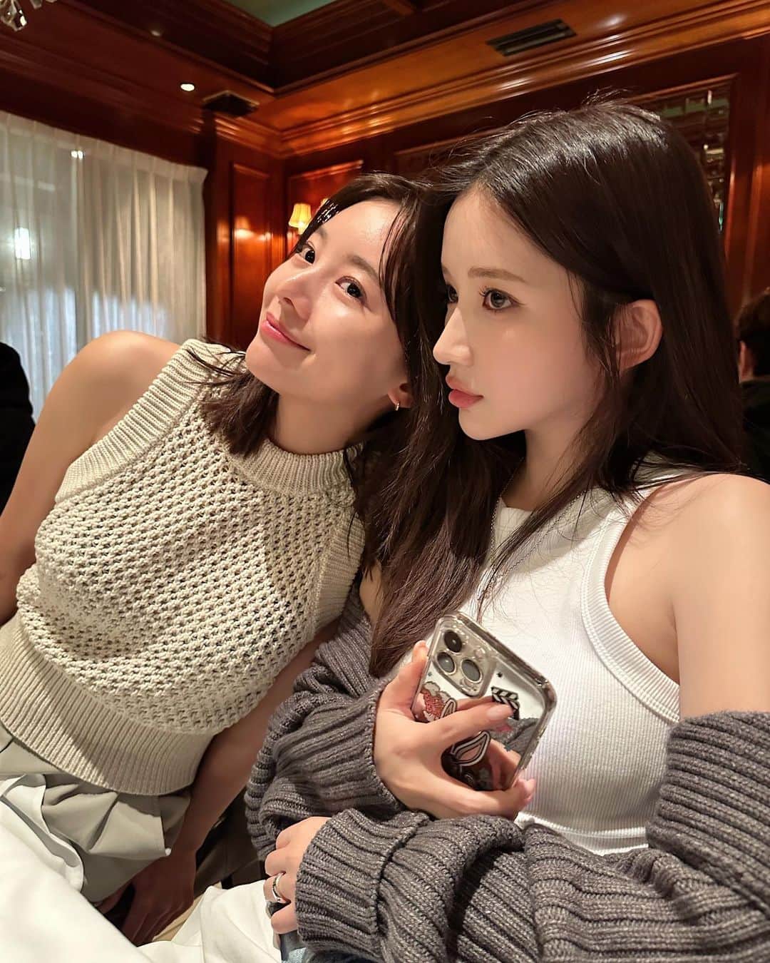 南りほのインスタグラム：「👩🏻‍🤝‍👩🏼🤍🍷」