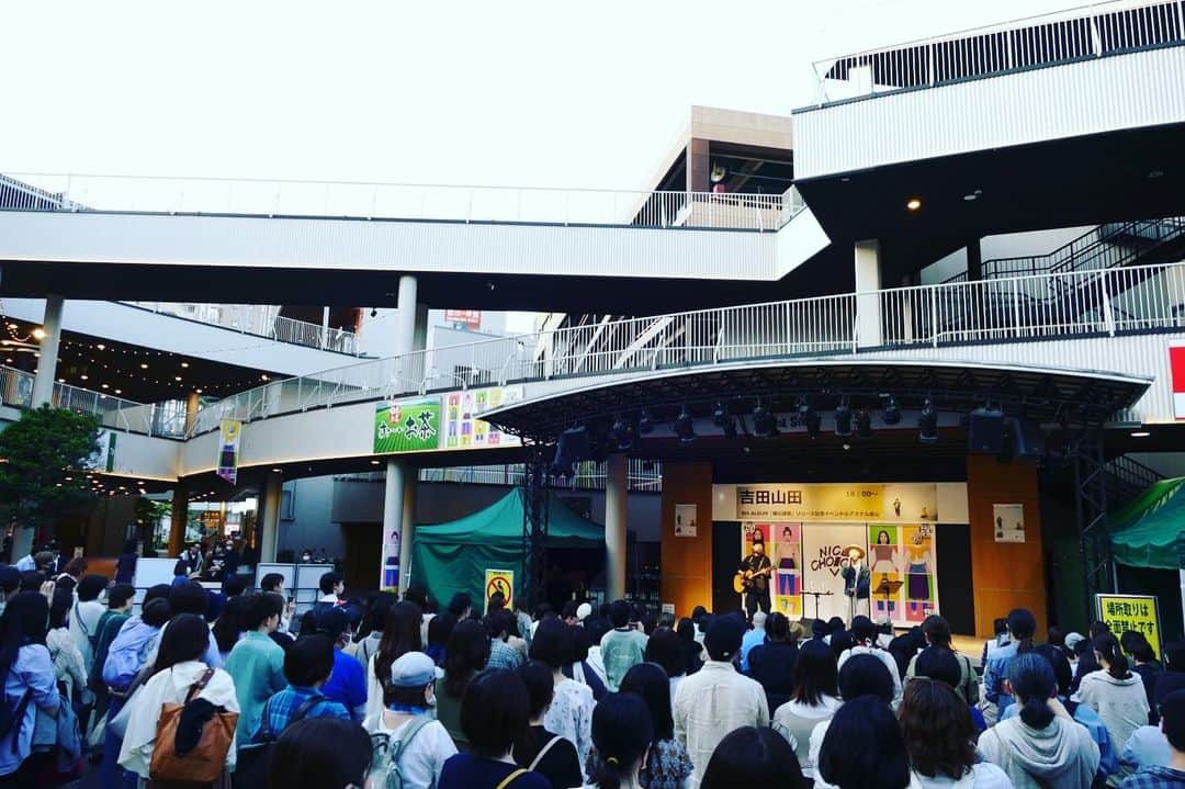 山田義孝のインスタグラム：「⚡️⚡️⚡️ いよいよ本日が『備忘録音』フラゲ日！ キャンペーン始まりました🔥 朝から沢山喋って唄って音楽を届けられました✨ やっぱり直接顔見て渡せるのは嬉しいな☺️ このアルバムがあなたにとっても大切な1枚になりますように、願いを込めました。 明日からもキャンペーン噛み締めながら楽しみます🔥🔥🔥 参加してくれたみんなありがとう！！ 想いを飛ばしてくれたみんなもありがとう！ 場所によってはCDが届くまでもうちょっとかかる人もいると思うけど楽しみに待っててね✨🥹 #吉田山田 #備忘録音 #アスナル金山」