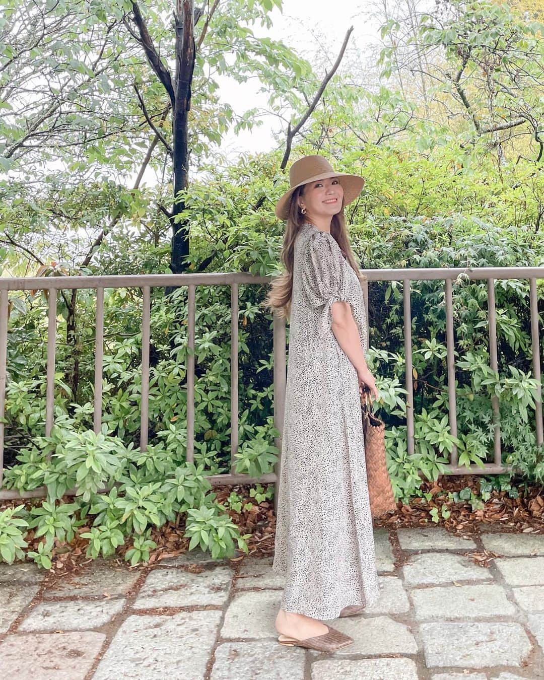 misatoのインスタグラム：「. 𝑙𝑒𝑜𝑝𝑎𝑟𝑑 𝑝𝑟𝑖𝑛𝑡...🐆🤎 ⁡ ⁡ ⁡ 私にしては珍しいヒョウ柄 ⁡ …着ちゃいました♡ ⁡ ⁡ ⁡ ヒョウと言ってもガッツリ‼︎ってわけじゃなくて 控えめヒョウ柄だから キツくなりすぎず大人っぽく着れたよ🙋‍♀️ (大人ですがw) ⁡ ⁡ ⁡ ⁡ ボタンを全開にして ロングガウンにして着るのもかわいいなぁ♡ サラッとしたこの生地なら海にも最適🌊✨ ⁡ ⁡ ⁡  …ポートレートで撮ってもらったら 輪郭がガタガタなのはなぜ⁇🤔 (3枚目) ⁡ ⁡ Dress,Hat,shoes:Sandlessmoon   ✔︎ @sandlessmoon  ⁡ ⁡ ⁡ ⁡ #サンドレスムーン#sandlessmoon#ワンピース#大人ボヘミアン#ボヘミアン#ボヘミアンコーデ#海のある生活  #ママコーデ#ママファッション #プチプラコーデ #アラフォー #アラフォーコーデ #アラフォーママ #高身長コーデ#高身長女子」
