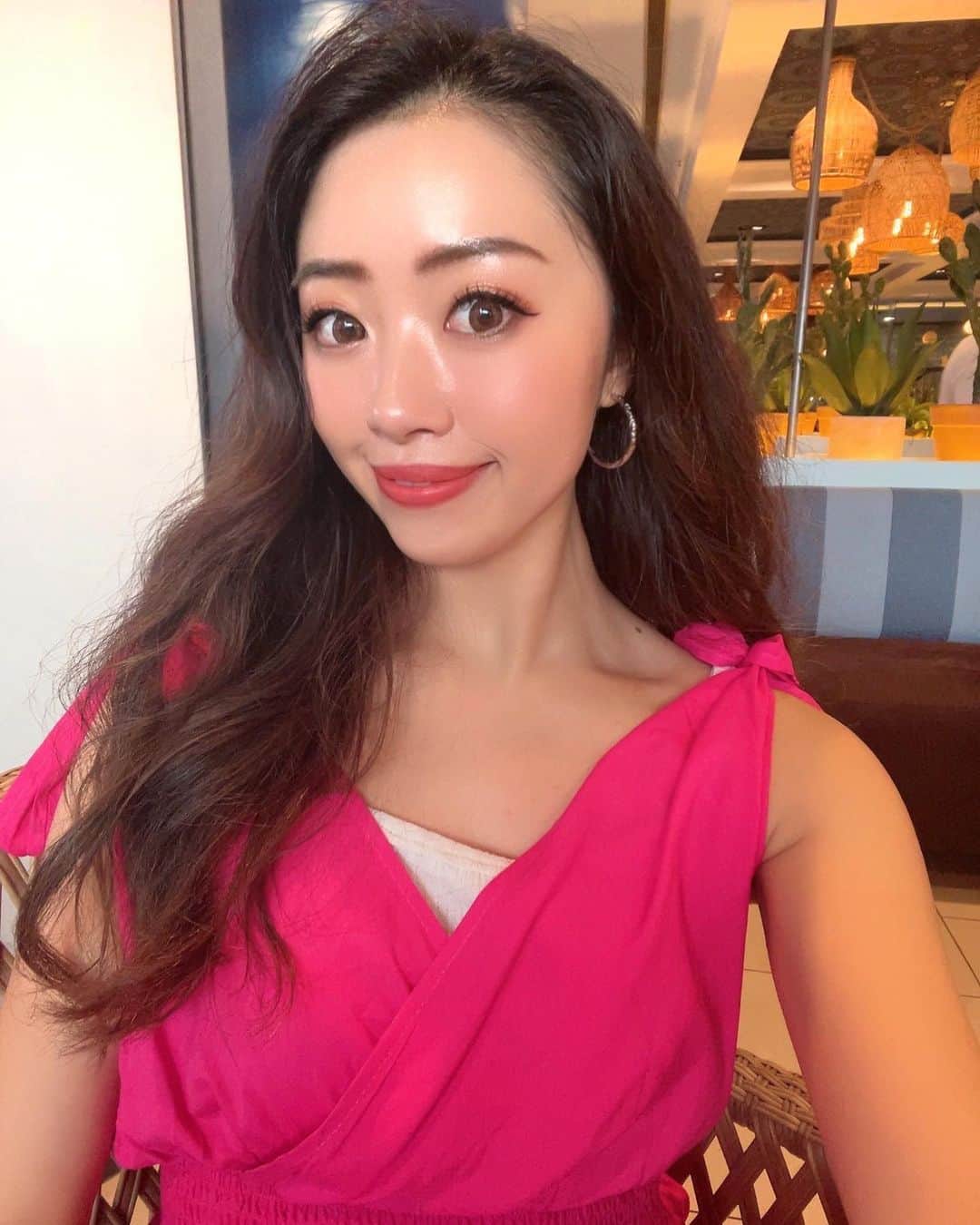 のインスタグラム：「・ 最高に毎日楽しくて つまらない日が本当ない🌈 それも自分の考え方が変わったから🫶 ・ ・ 変えたことは簡単で意外とできない ①自分の意志で人生を決める ②失敗から学ぶ、失敗を引きずらない ③前向きな人の付き合いを大事にする ④感謝の気持ちを言葉に出す 習慣にすることで当たり前に できるようになったし😌 悩む時間が無駄だと思う自分になれた。 1.2.3でどうしたいかを常に決める🧡 ・ ・ 行きたいと思ったらなんとしてでも どこにだっていくし 欲しいなと思ったら買えるように努力する ・ ・ 本当に自分次第💋 #thechipiron#travel#tabijyo  #spain#spain🇪🇸#Barcelona#shine  #スペイン旅行#バルセロナ旅行  #パエリア#女子旅#フリーランス #フリーランス女子#仕事で旅行とか最高  #フリーランスと繋がりたい#ツヤ肌 #ピンクコーデ#ピンクワンピース」