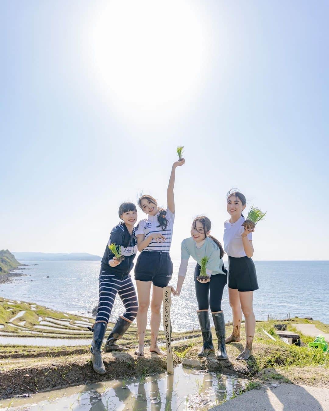 のインスタグラム：「MISS JAPAN AMBASSADOR の活動にて 石川県・輪島市にお邪魔しました🐡  みなさん”輪島市”と聞いて思い浮かぶものはなんですか？🤔  輪島塗はもちろん有名ですが 実は天然フグの漁獲量が日本一なのです🇯🇵（写真2枚目、美味しかった〜〜〜🐡）  他にもたくさんの魅力を発見し 大満足！！！の旅でしたので 素敵な写真と共にご覧ください⬇️  1枚目…輪島市が誇る白米千枚田（しろよねせんまいだ）にて田植え体験🌾小さな田が連なる棚田は絶景です。（特に夕方が素敵らしい🌇）  3・4枚目…輪島塗の工房にて漆塗り（うるしぬり）を施す体験をさせていただきました！これは楽しかった🥳旅行の際に是非体験してほしい！！！  5・6枚目…揚げ浜式の塩作り＆オリジナルふりかけ作りを体験させていただきました！綺麗な海の近くで裸足になって作業する開放感ったら…😫  7枚目…能登半島のお祭りで使用される【キリコ】を見学しました。目の前で見るキリコは大きくて圧倒されます！！  8・9枚目…輪島市の歴史ある神社、「重蔵（じゅうぞう）神社」にて、御朱印帳作りをしました！友達とあれこれ言いながら作るオリジナル御朱印帳はめちゃくちゃ楽しいです。😅  私と同世代の若者にもおすすめの体験型スポットがたくさんありました！ 石川県旅行って金沢で止まりがちですが 是非輪島市まで足を運んでほしい！！！🥹」