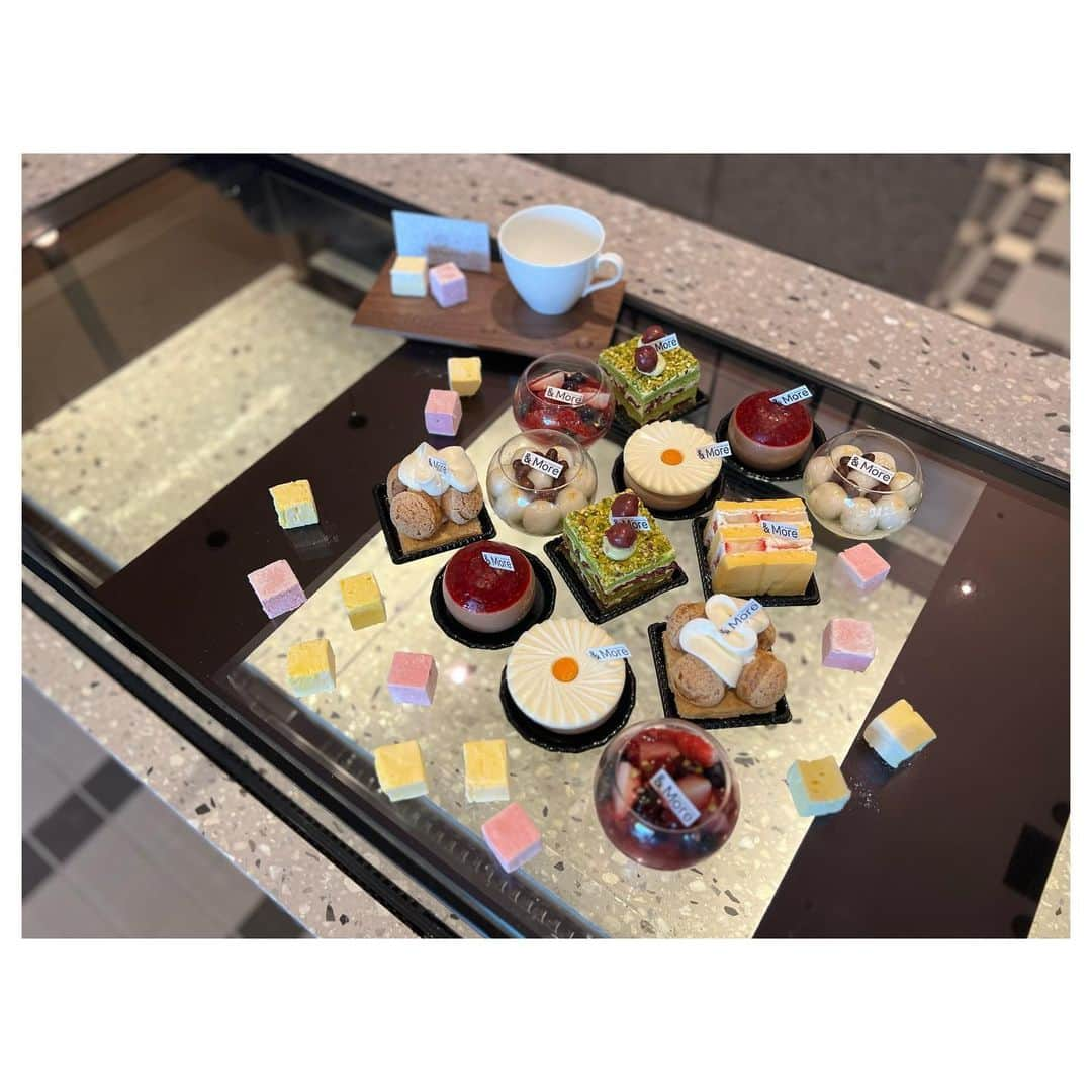 庄村奈津美さんのインスタグラム写真 - (庄村奈津美Instagram)「🥐 ショーケースに並ぶ姿は まるで宝石のよう💎  #シェラトン鹿児島 が きょう、いよいよオープン✨ 先日#かごnew では ホテル館内を紹介しました！  1階のカフェは パンに、クレープ、ワッフル、ケーキが 楽しめてtakeoutもできるようです🤤🍽  一緒にリポートしたよつりなと記念に🤳🏻 お澄まし顔をお許しください🫣  #シェラトン鹿児島 #外資系ホテル #1階カフェ #アンドモア #館内に飲食店は5つあります #宿泊者以外も利用🙆‍♀️」5月16日 20時30分 - shomura_723