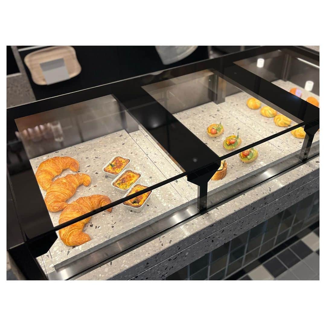 庄村奈津美のインスタグラム：「🥐 ショーケースに並ぶ姿は まるで宝石のよう💎  #シェラトン鹿児島 が きょう、いよいよオープン✨ 先日#かごnew では ホテル館内を紹介しました！  1階のカフェは パンに、クレープ、ワッフル、ケーキが 楽しめてtakeoutもできるようです🤤🍽  一緒にリポートしたよつりなと記念に🤳🏻 お澄まし顔をお許しください🫣  #シェラトン鹿児島 #外資系ホテル #1階カフェ #アンドモア #館内に飲食店は5つあります #宿泊者以外も利用🙆‍♀️」